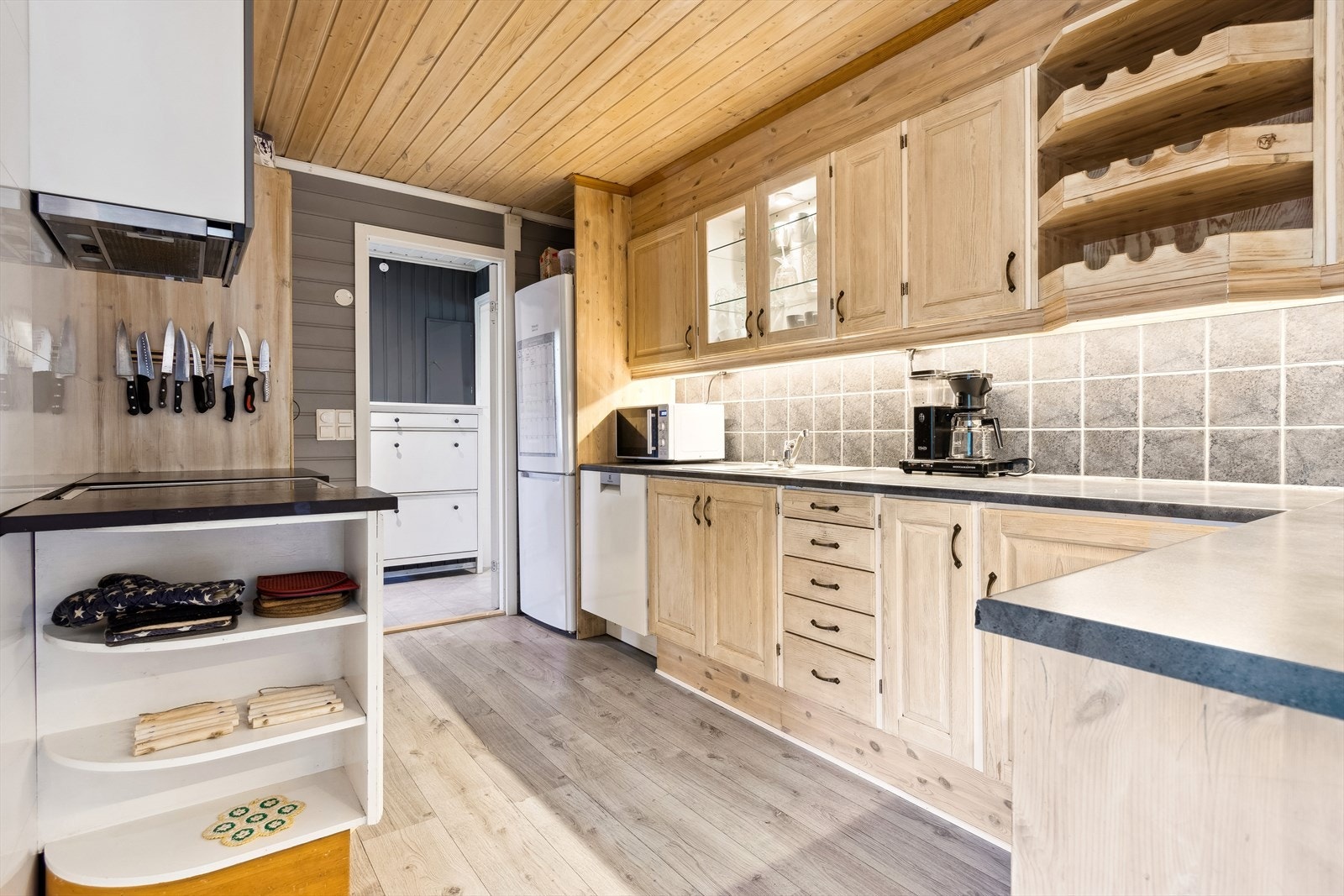 Det er rikelig med skap og benkeplass. Galleribilde