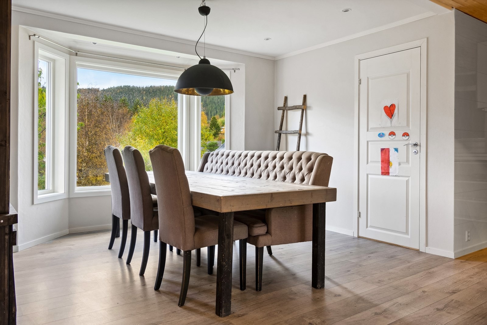 De rause vindusflatene gir rikelig med naturlig dagslys. Galleribilde