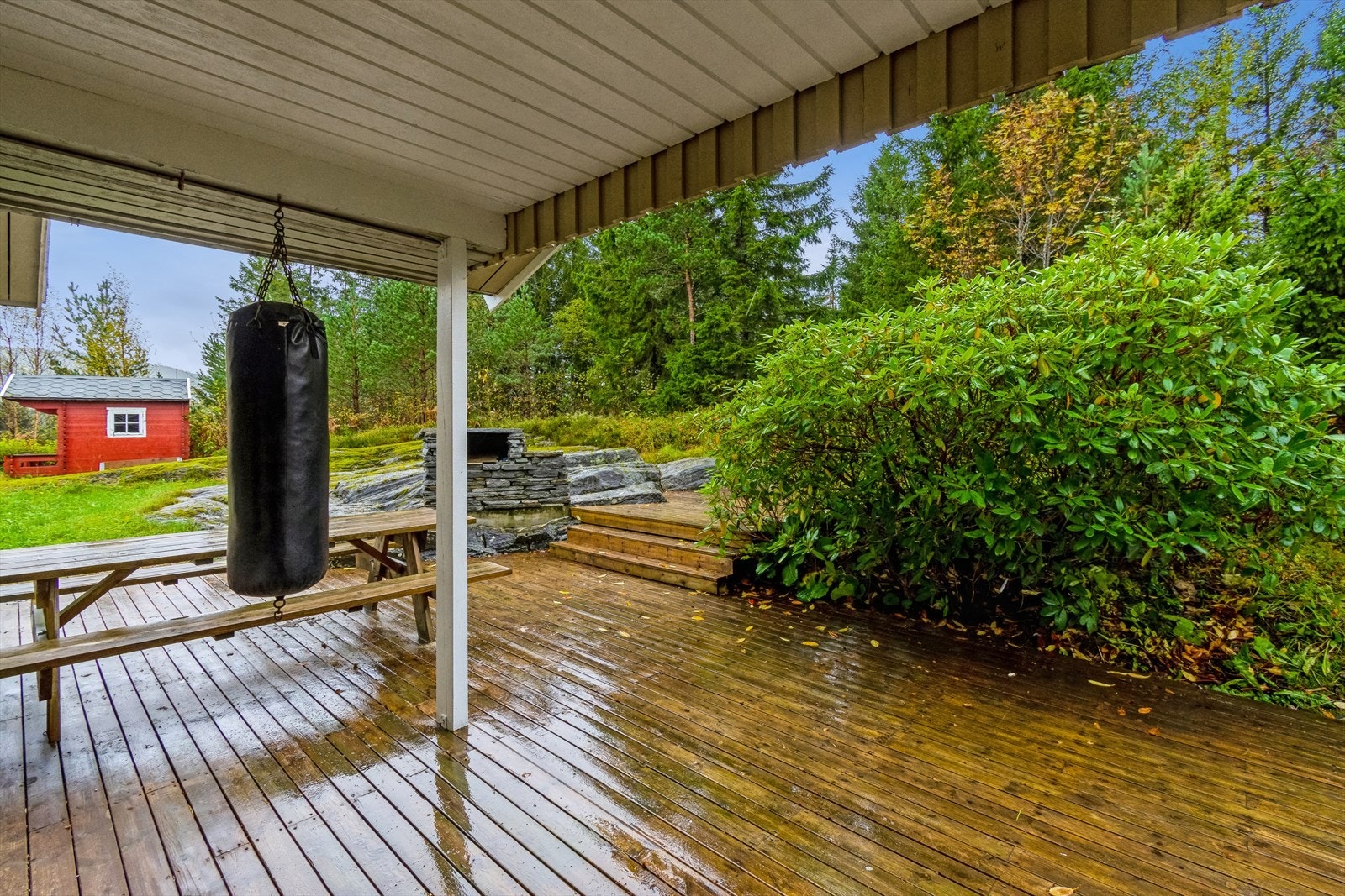 Videre er også alle boligens vinduer skiftet ut i nyere tid, og det er satt inn ny verandadør. Galleribilde