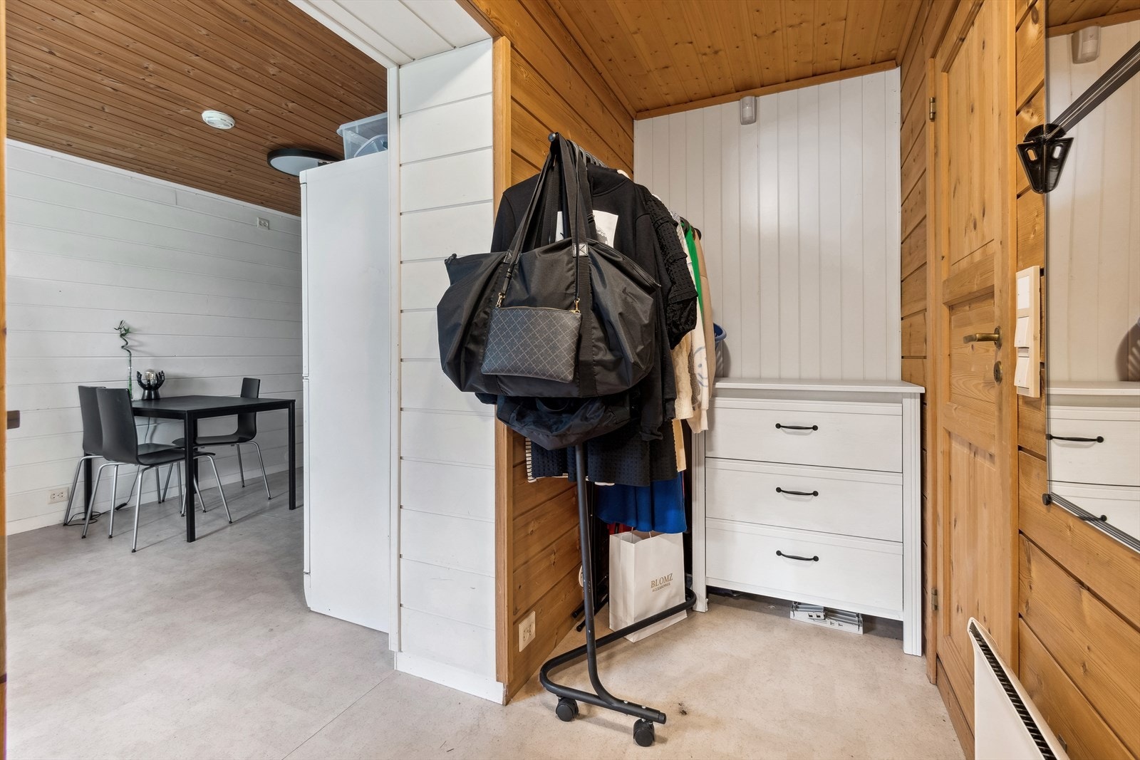 Gangen gir gode muligheter for ekstra oppbevaring. Galleribilde