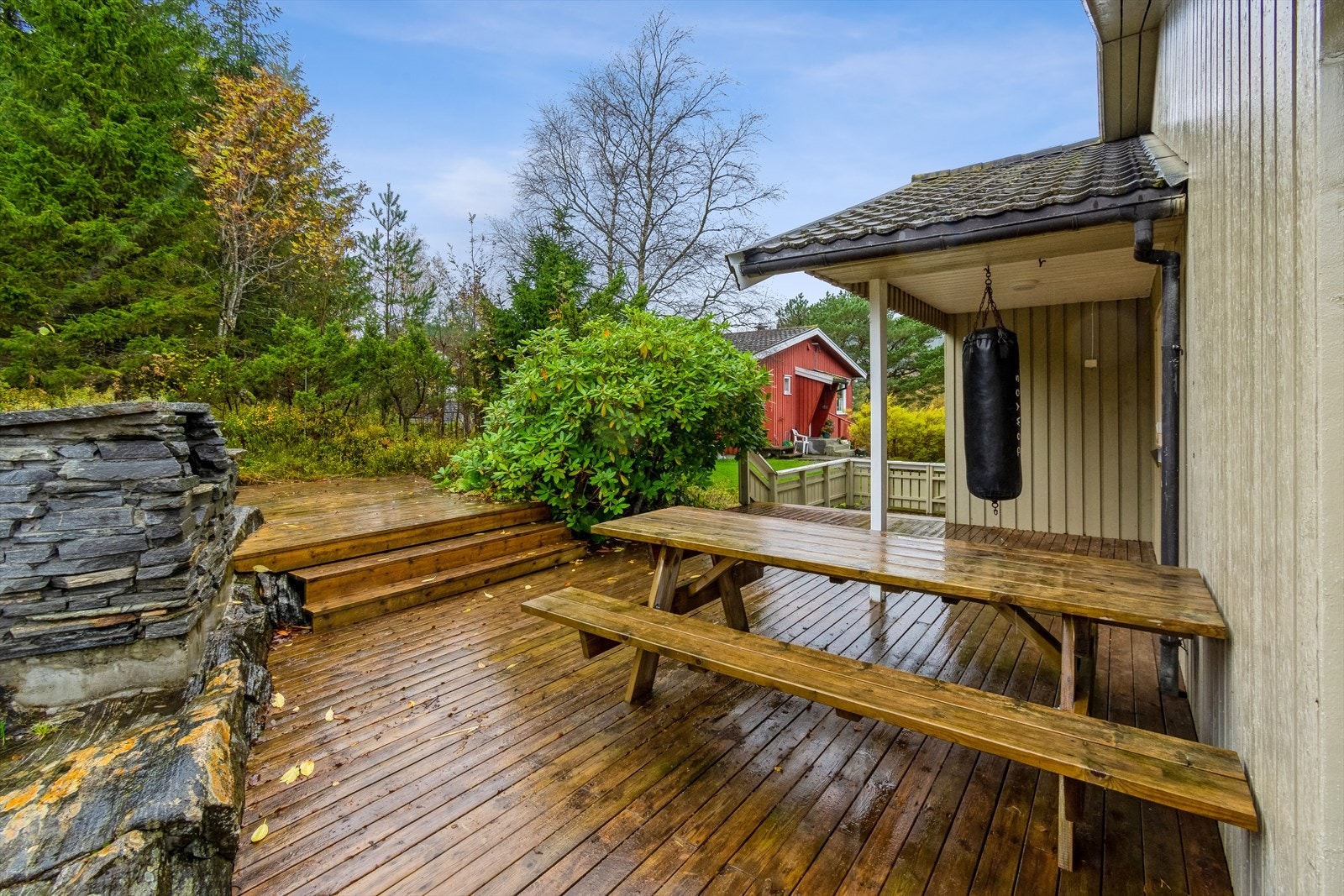 Tomten strekker seg over 913m², og gir godt med boltreplass for store og små. Galleribilde