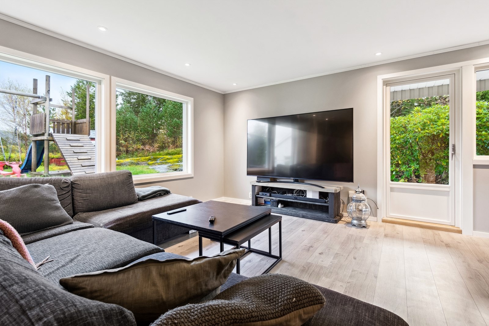 Her får du en rekke gode kvaliteter, med blant annet en særdeles romslig stue på hele 50m². Boligen er oppgradert med gips på vegger, og det er lagt osb-plater bak. Taket er oppgradert med gips og spotter for behagelig belysning. Galleribilde