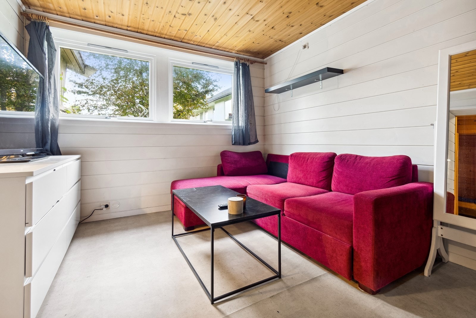 Den åpne stue- og kjøkkenløsningen strekker seg over 19m². Det er månedlige leieinntekter på 7.000,-. Galleribilde