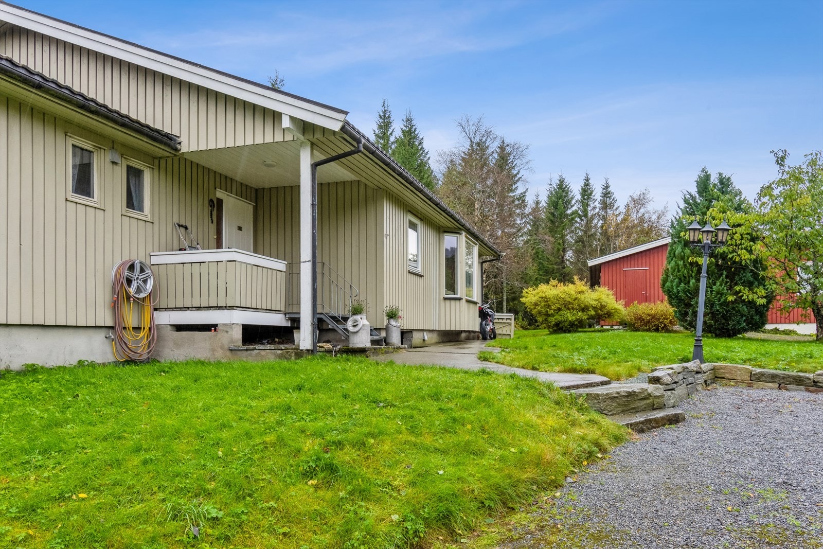 Uteområdet foran boligen ble opparbeidet i 2018, og det er blant annet etablert varmekabler under betongdekke ved inngangsparti. Videre er også taket etterisolert, og det er spaltegulv på loft for ekstra lagringsplass. Galleribilde