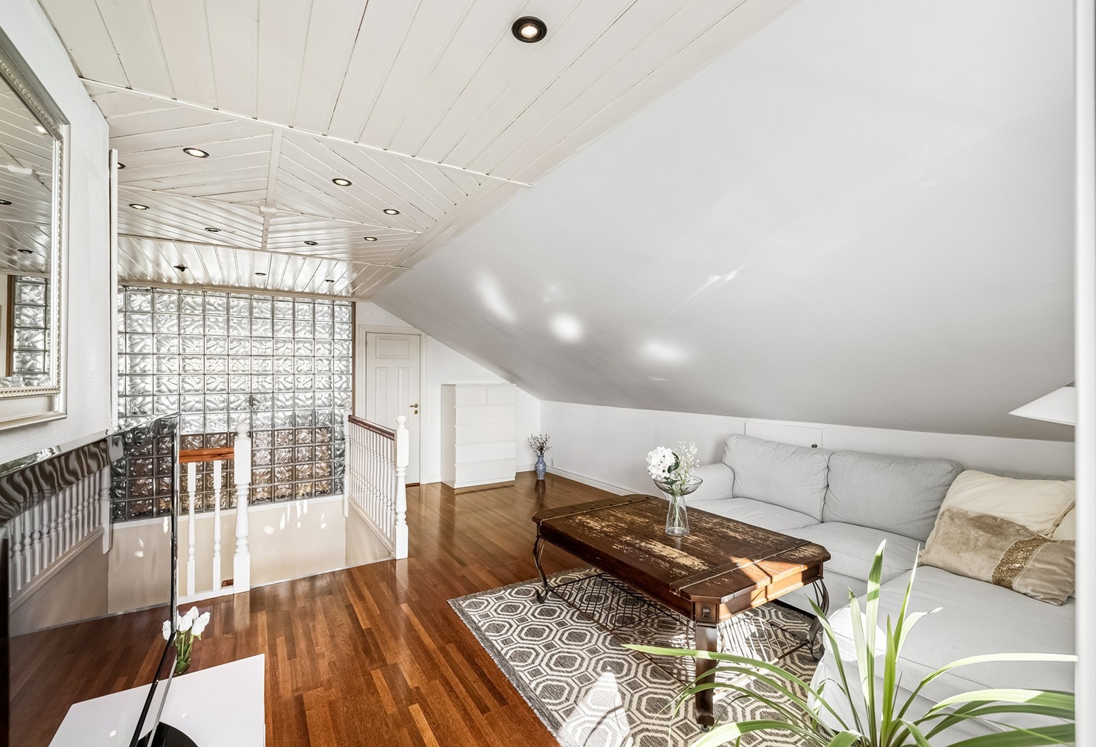 I boligens 3. etasje finner vi en koselig loftstue med skråtak. Galleribilde