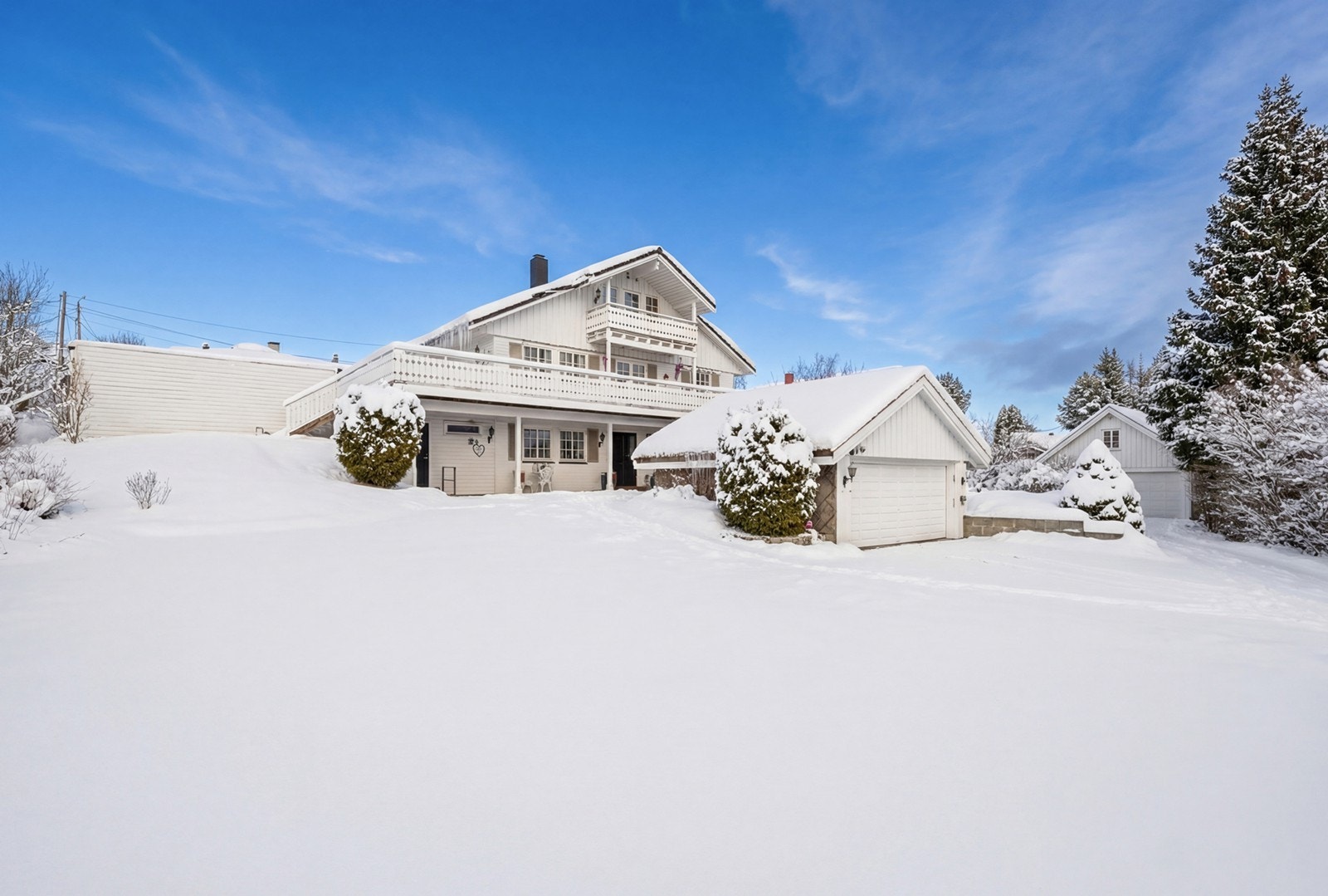 Velkommen til Heggeveien 11B - En sjarmerende enebolig med innbydende fasade og flott beliggenhet! Galleribilde