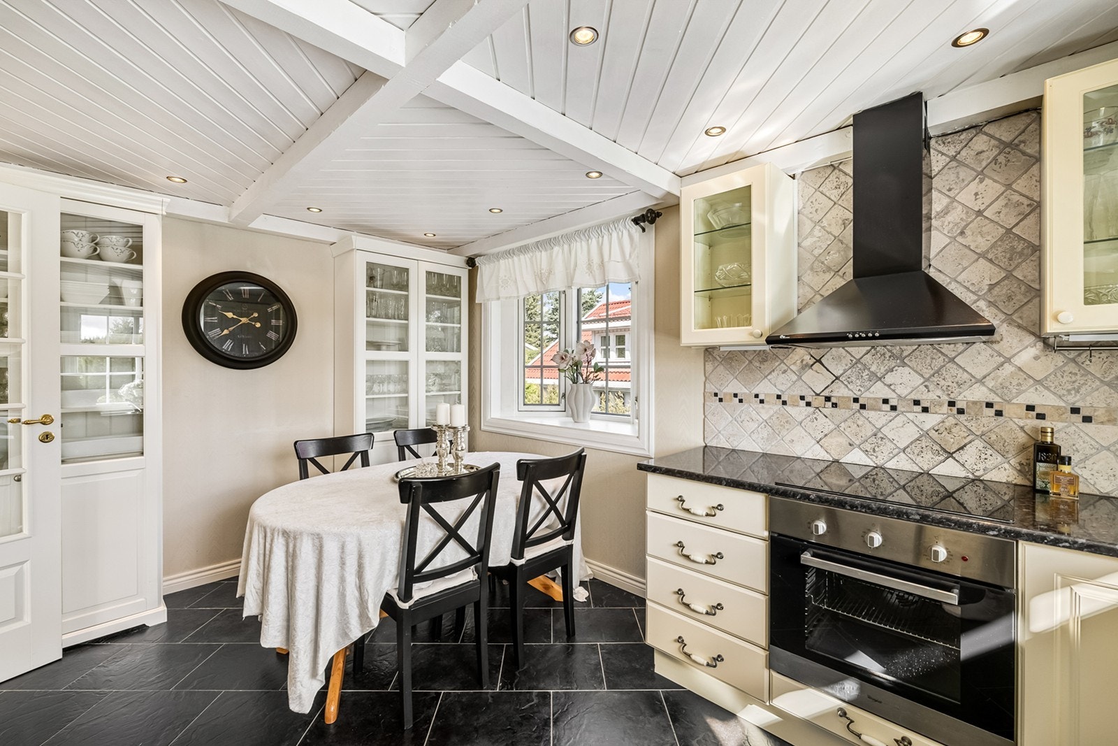 Kjøkkenet er av god størrelse, med plass til en koselig spisegruppe ved vinduet. Galleribilde