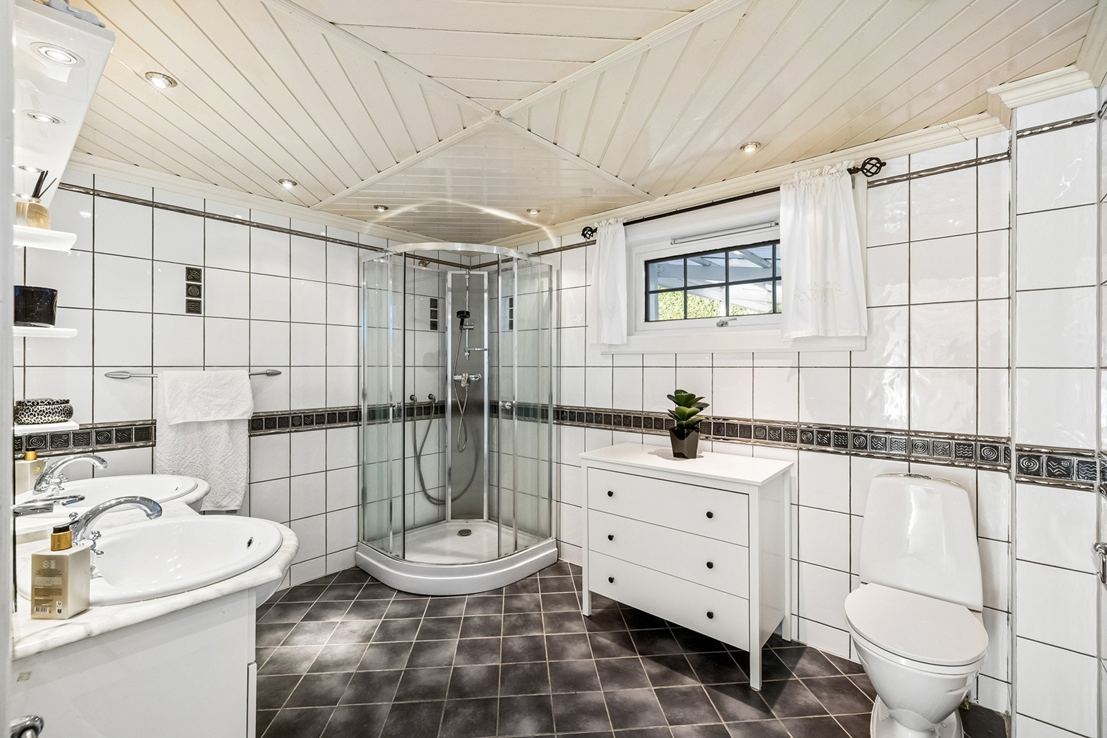 Badet er av god størrelse. Varme i gulv. Galleribilde