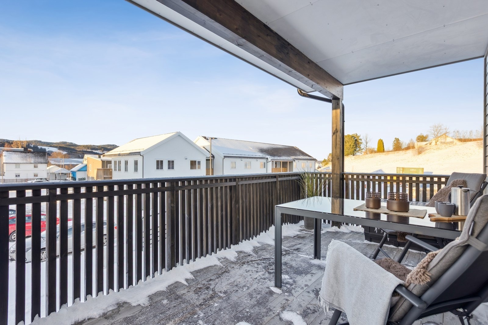 På sommerstid forlenges nyttearealet på stua med 12,9 kvm solrik veranda. Galleribilde