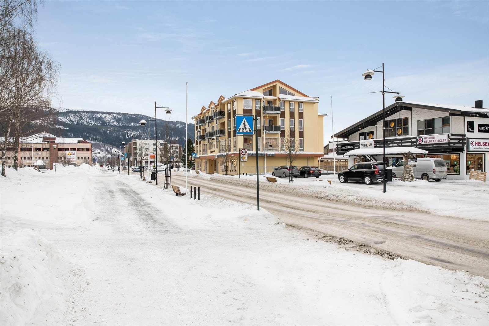 Ønsker man et større utvalg av fasiliteter, er veien kort til Melhus sentrum, ca. 10 minutter i bil. Galleribilde