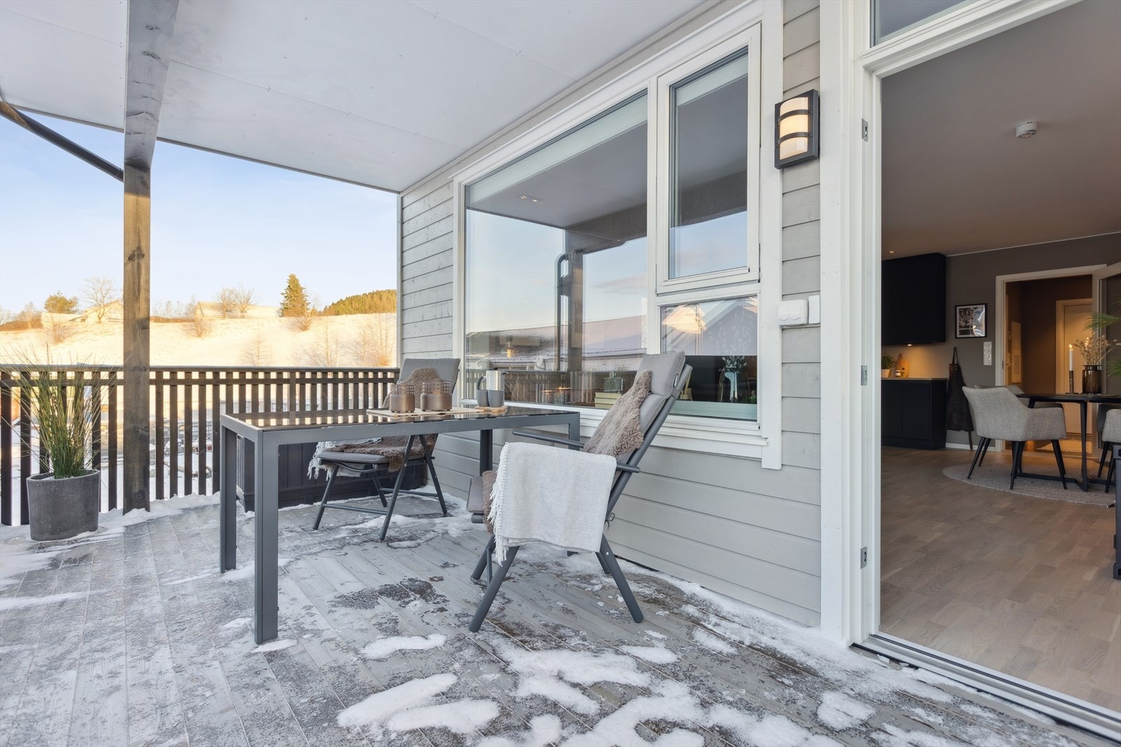 "...verandaen brukes mye store deler av året - både til morgenkaffe, avslapping etter jobb og rolige sommerkvelder..." Galleribilde