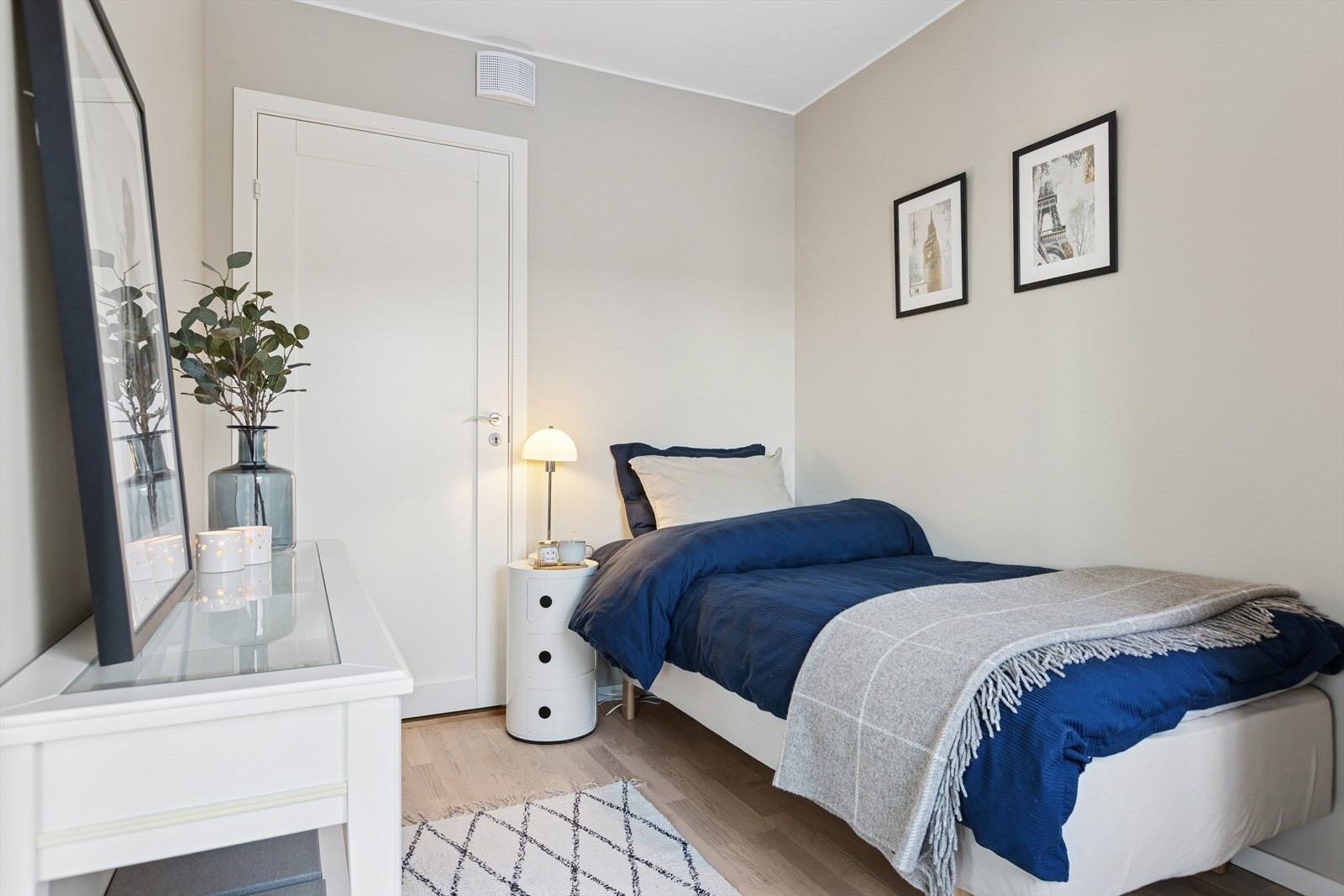 Soverom II. Rommet fungerer også godt som gjesterom eller som hjemmekontor. Teknisk rom/bod tilknyttet rommet. Galleribilde