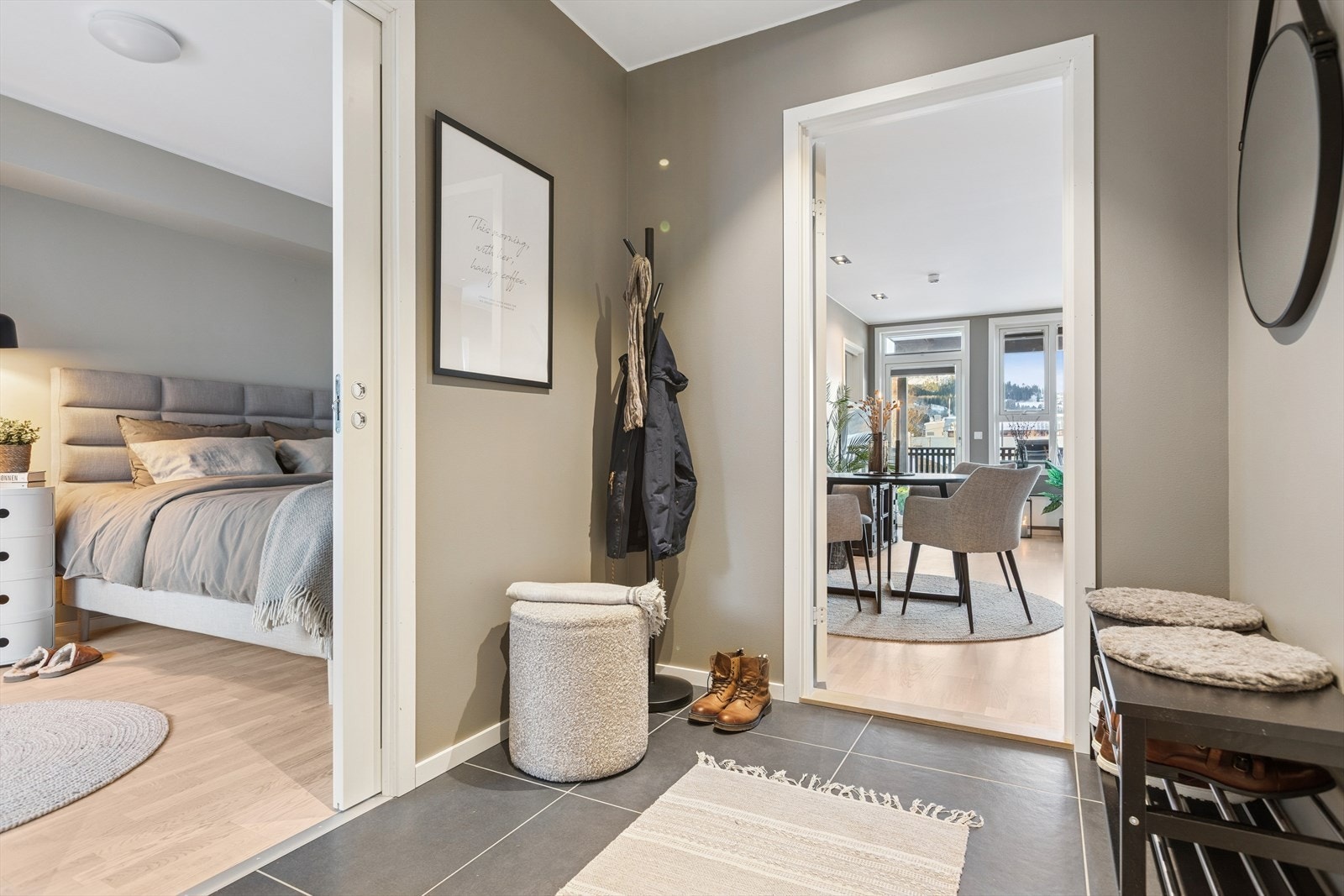 Stort glassfelt i døra mellom gang/stue sørger for rikelig med lysinnslipp. Galleribilde