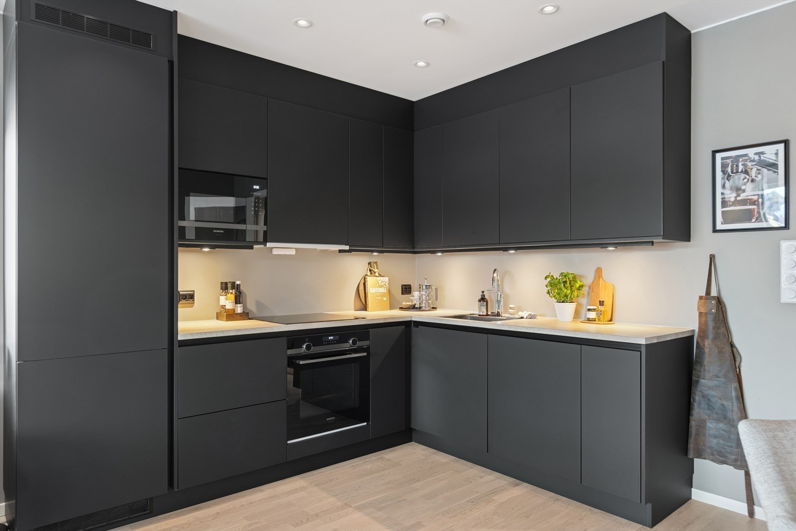 Hvitevarene er av god kvalitet og er levert av Siemens (Studioline-serien). Galleribilde