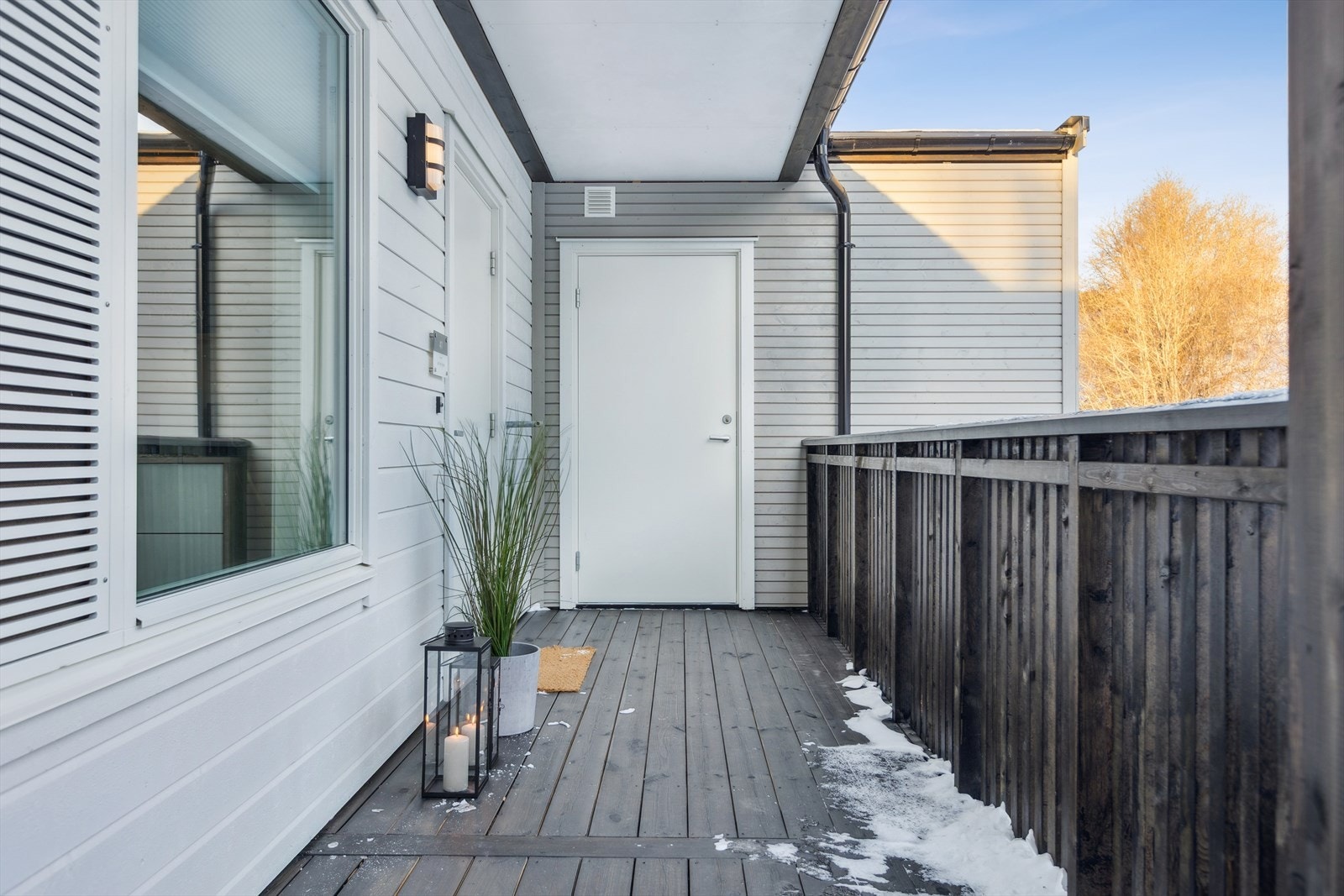 Ved inngangsdøra finner man en svært praktisk bod med el-uttak for f.eks. fryser. Velkommen inn! Galleribilde