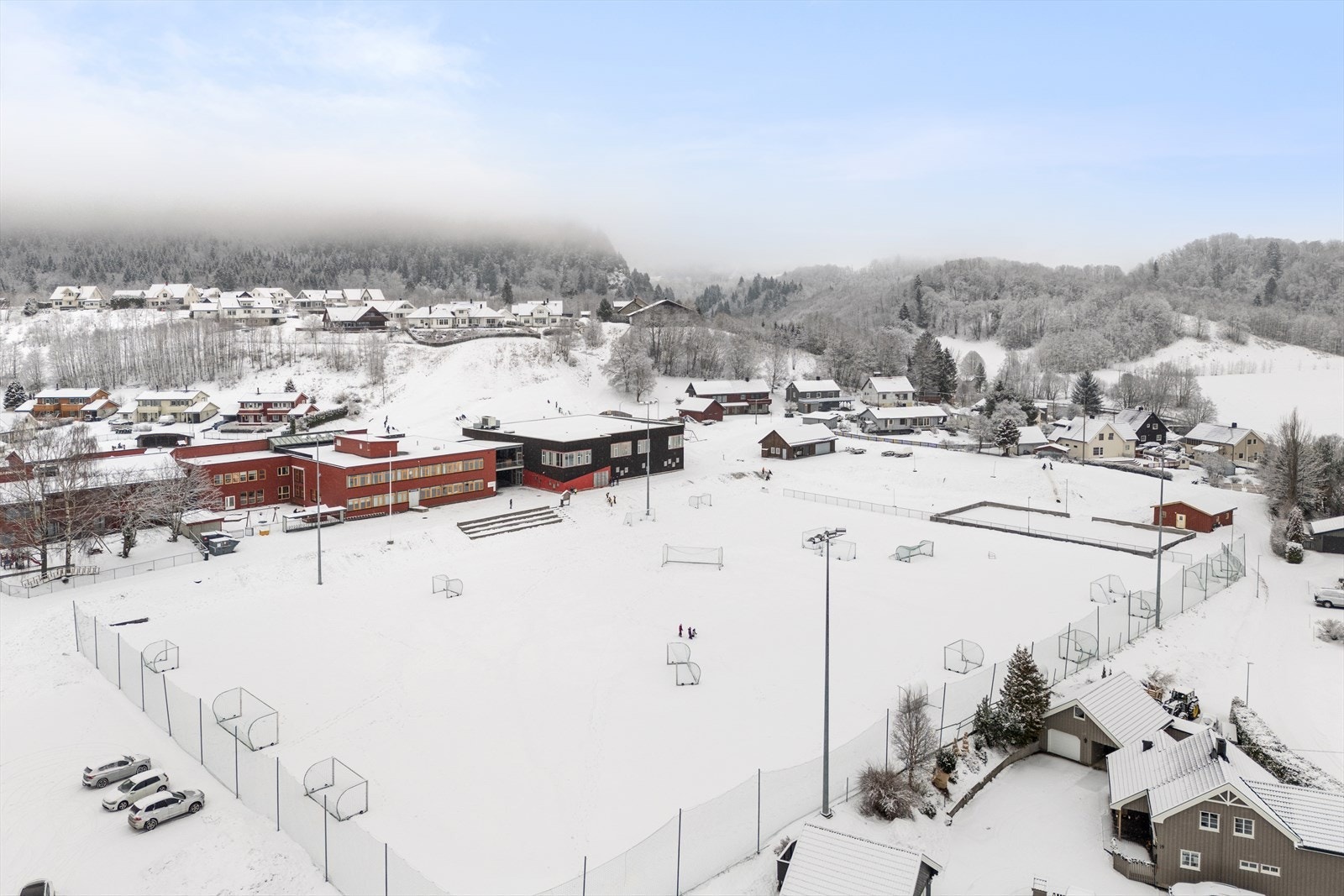 Flå skole ligger like ved. I tilknytning til skolen finner man kunstgressbane. Galleribilde