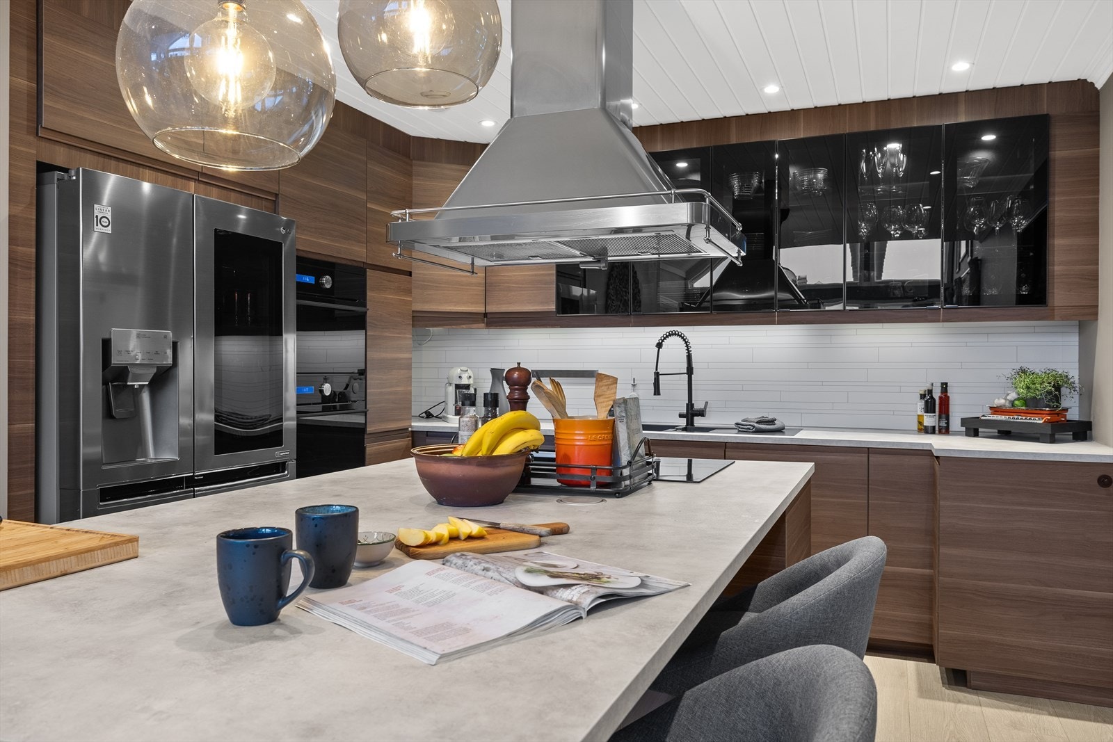 Det er integrert oppvaskmaskin, steke-/dampovn, mikro-/stekeovn, platetopp og mekanisk avtrekk. Galleribilde