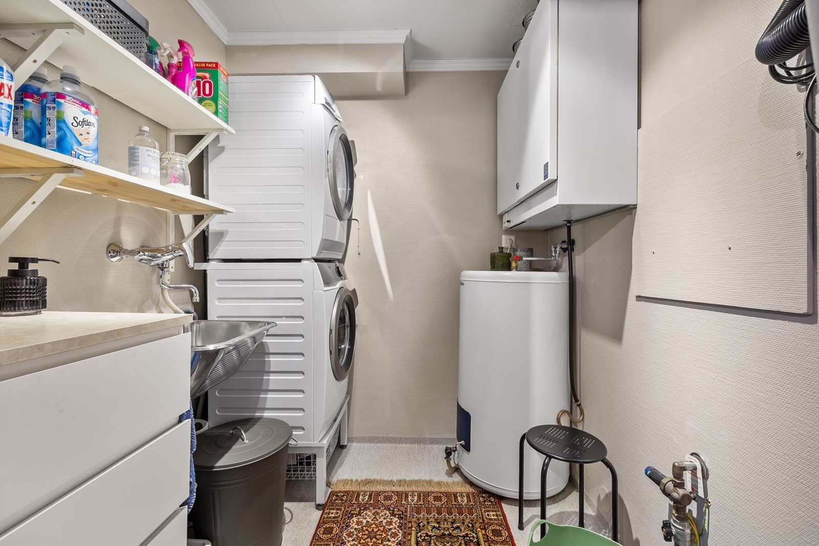 I tillegg finner du et praktisk vaskerom rett ved badet, med smarte hyller til oppbevaring. Galleribilde