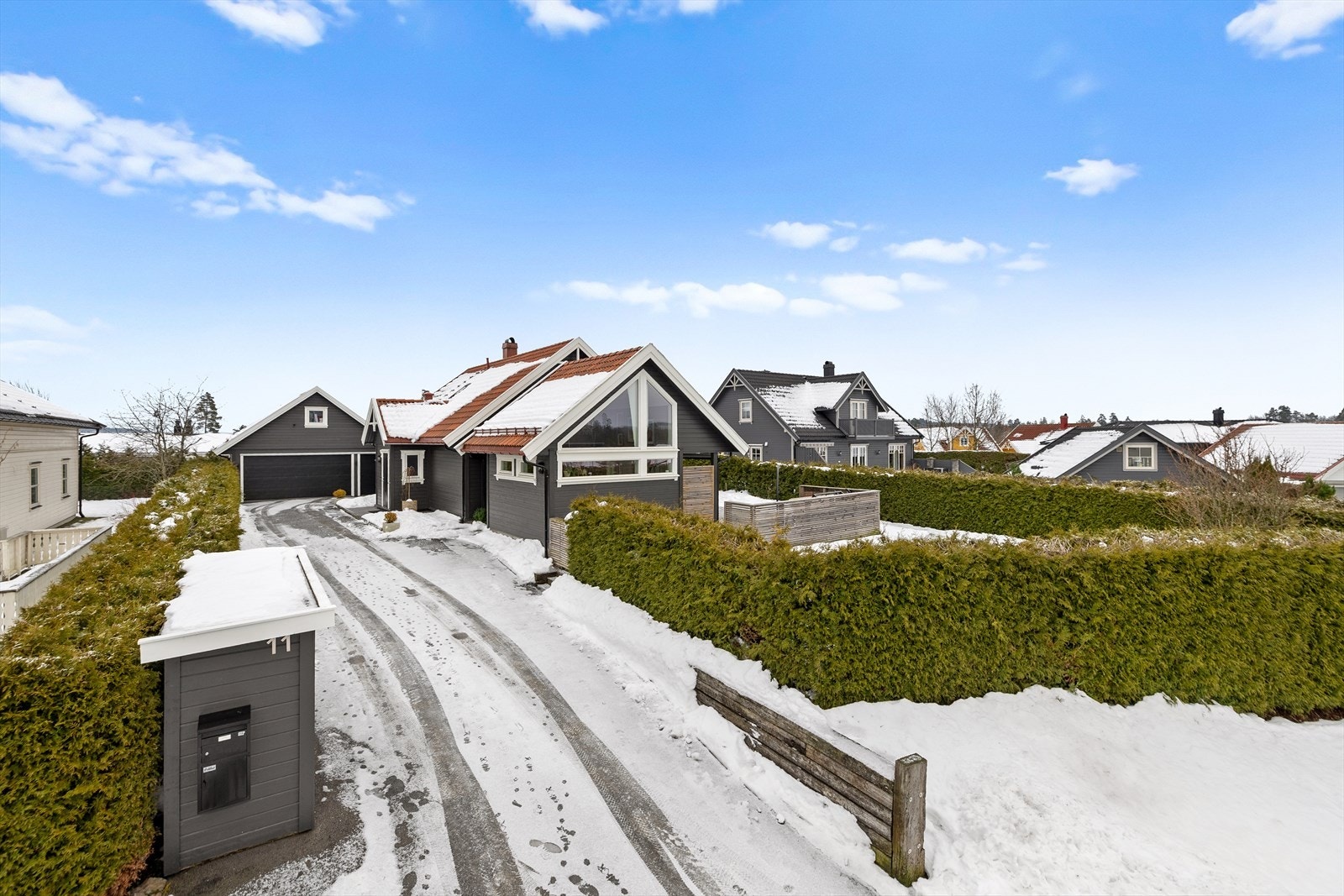 Boligen byr på en gjennomtenkt løsning med gode rom, fine uterom og smarte løsninger for en aktiv hverdag. Galleribilde