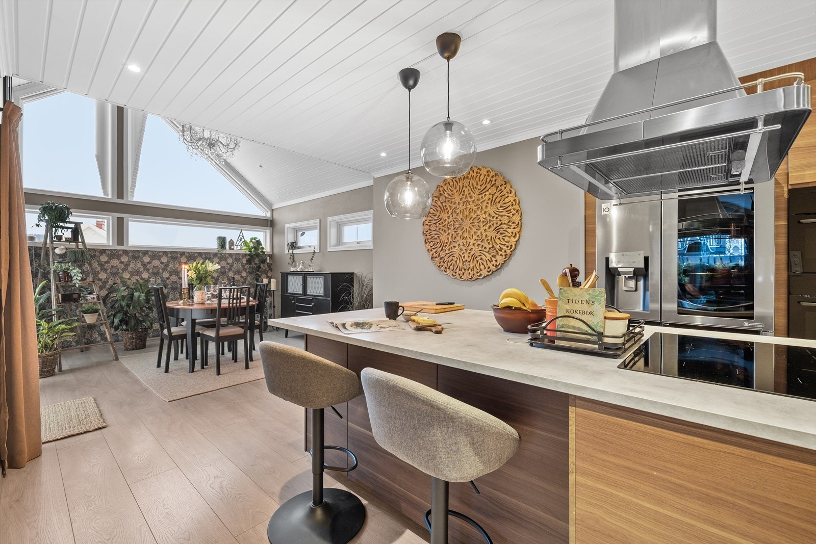 Kjøkkenet har blitt bygget på og oppleves ekstra romslig, med god plass til stor spisestue. Galleribilde