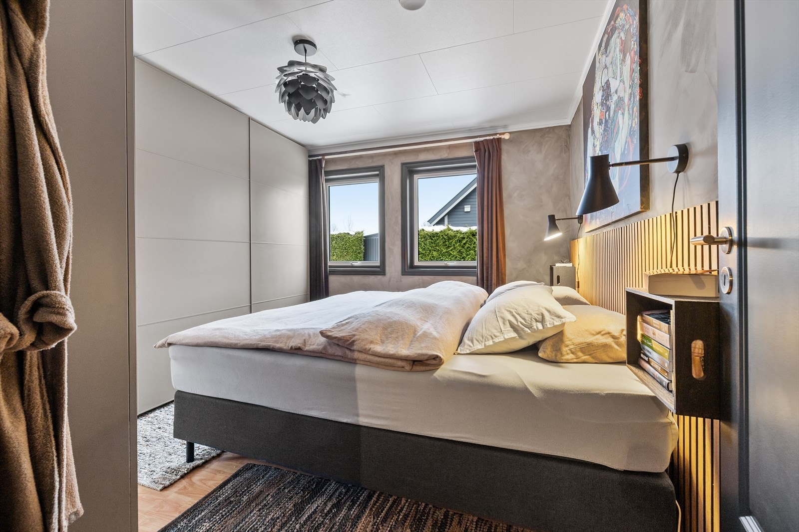 Hovedsoverommet ligger i 1. etasje med god plass til dobbeltseng. Galleribilde