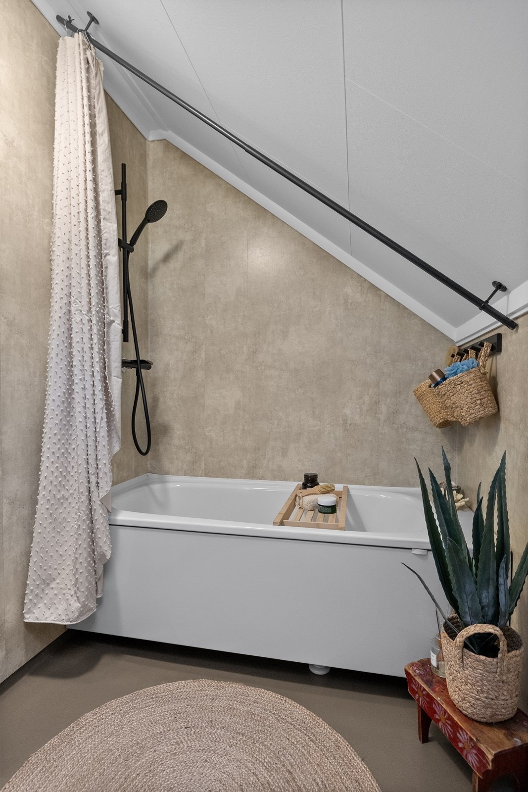 I 2. etasje er det også et lite bad med badekar for dagens dusj eller et deilig bad, samt toalett og servant. Galleribilde