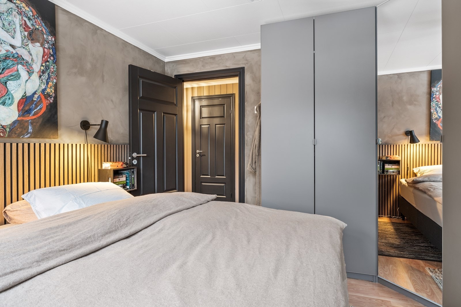 For at man skal ha et ryddig soverom er garderobeløsning viktig, og her er det nok med skapplass. Galleribilde