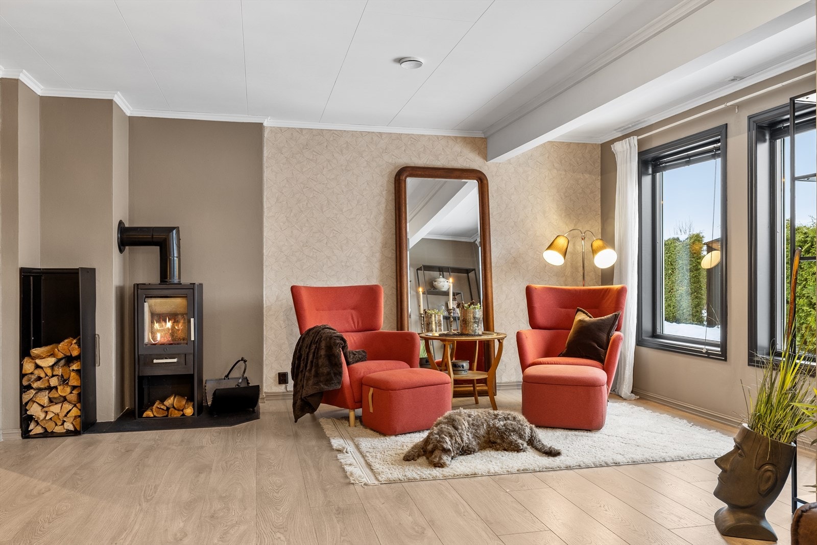 Den koselige peisen bidrar til varme og hygge på kalde høst- og vinterdager. Galleribilde