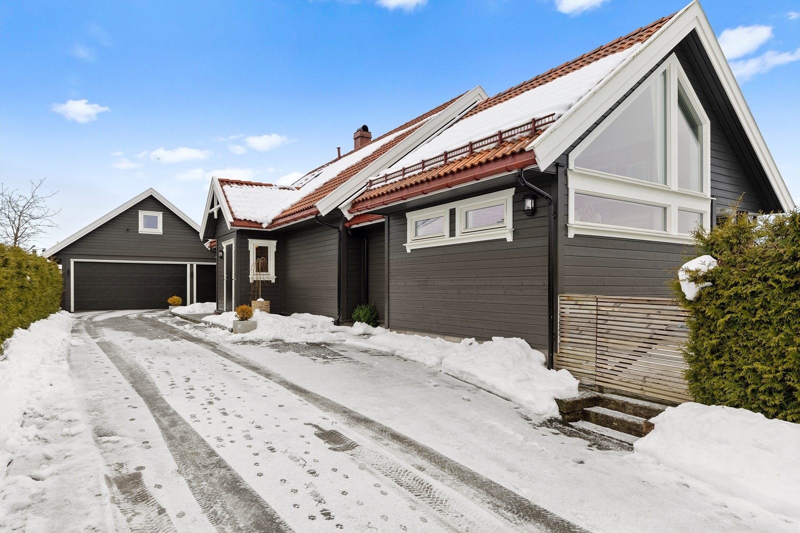 Allerede ved ankomst møter dere en romslig innkjøring med rikelig plass til biloppstilling, i tillegg til en stor dobbel garasje. Galleribilde