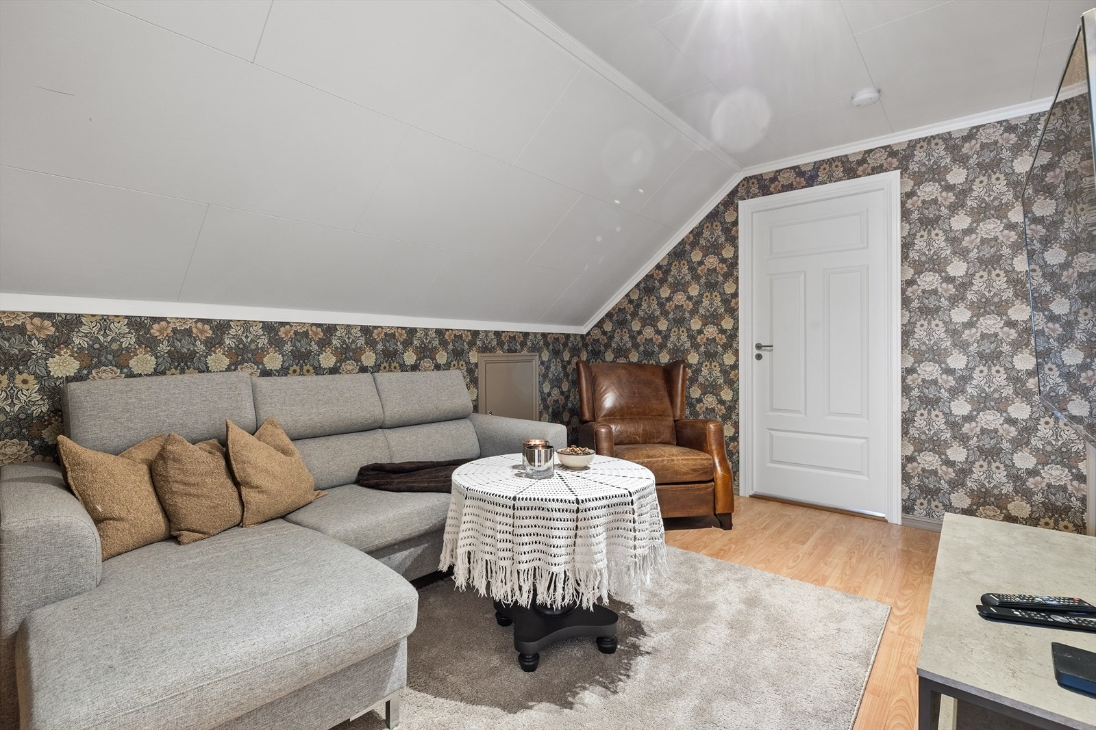 Dette passer like godt til barne-TV og gaming som til rolige kvelder med serie og pledd. Galleribilde