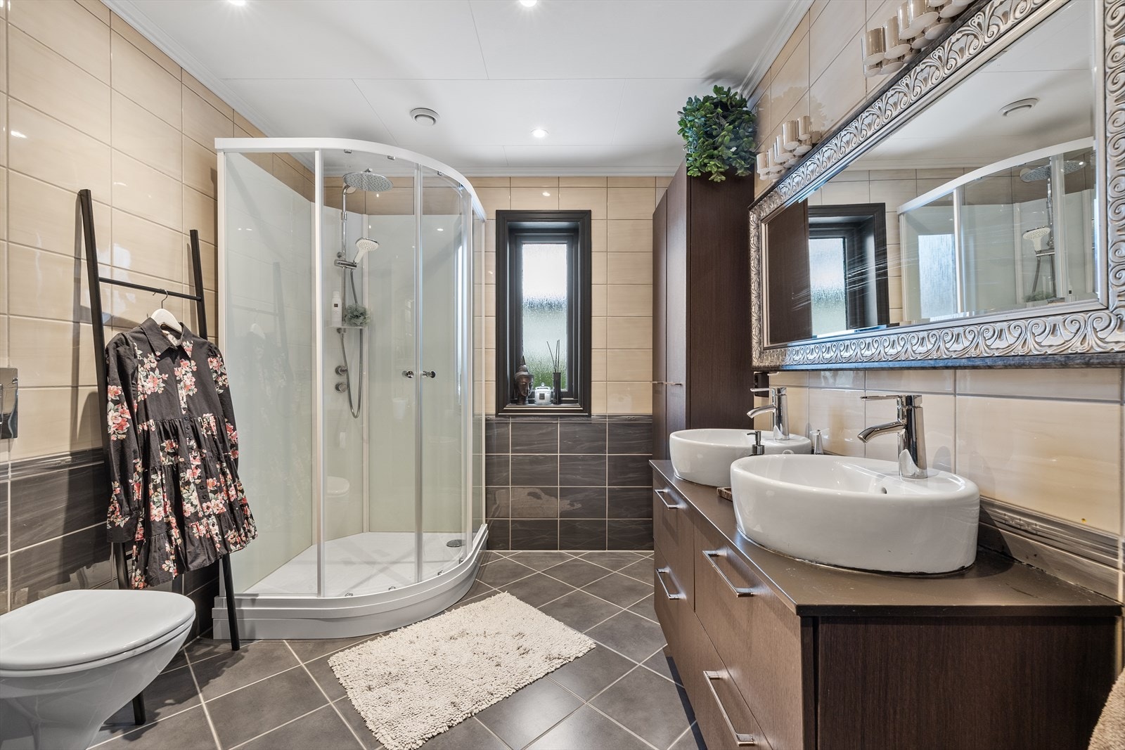 I 1. etasje finner dere et stort, helfliset bad med nytt og stort dusjkabinettet med støpemarmorbunn (100x100 cm), dobbel servant og vegghengt toalett. Galleribilde