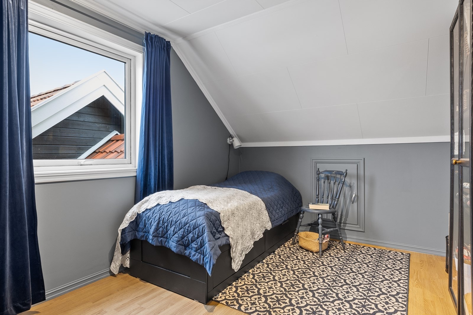 Videre finner du soverom 2 i denne etasjen. Galleribilde