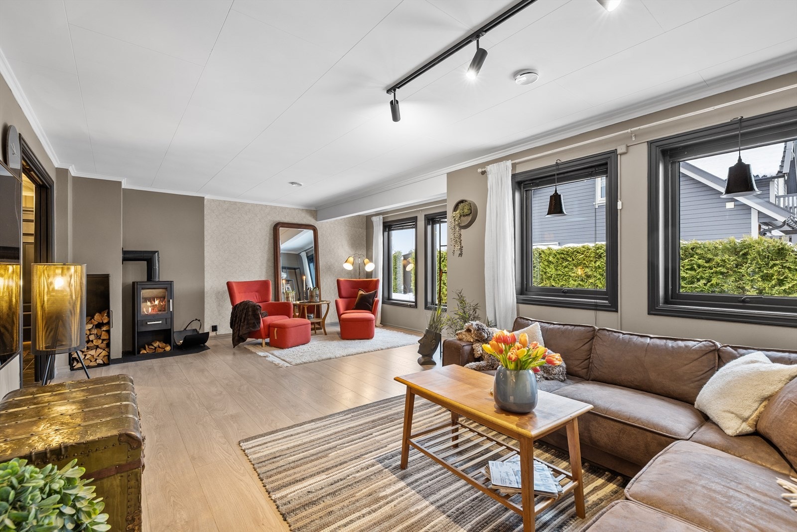 Her møter du et stort rom, godt med lysinnslipp og gode møbleringsmuligheter. Galleribilde