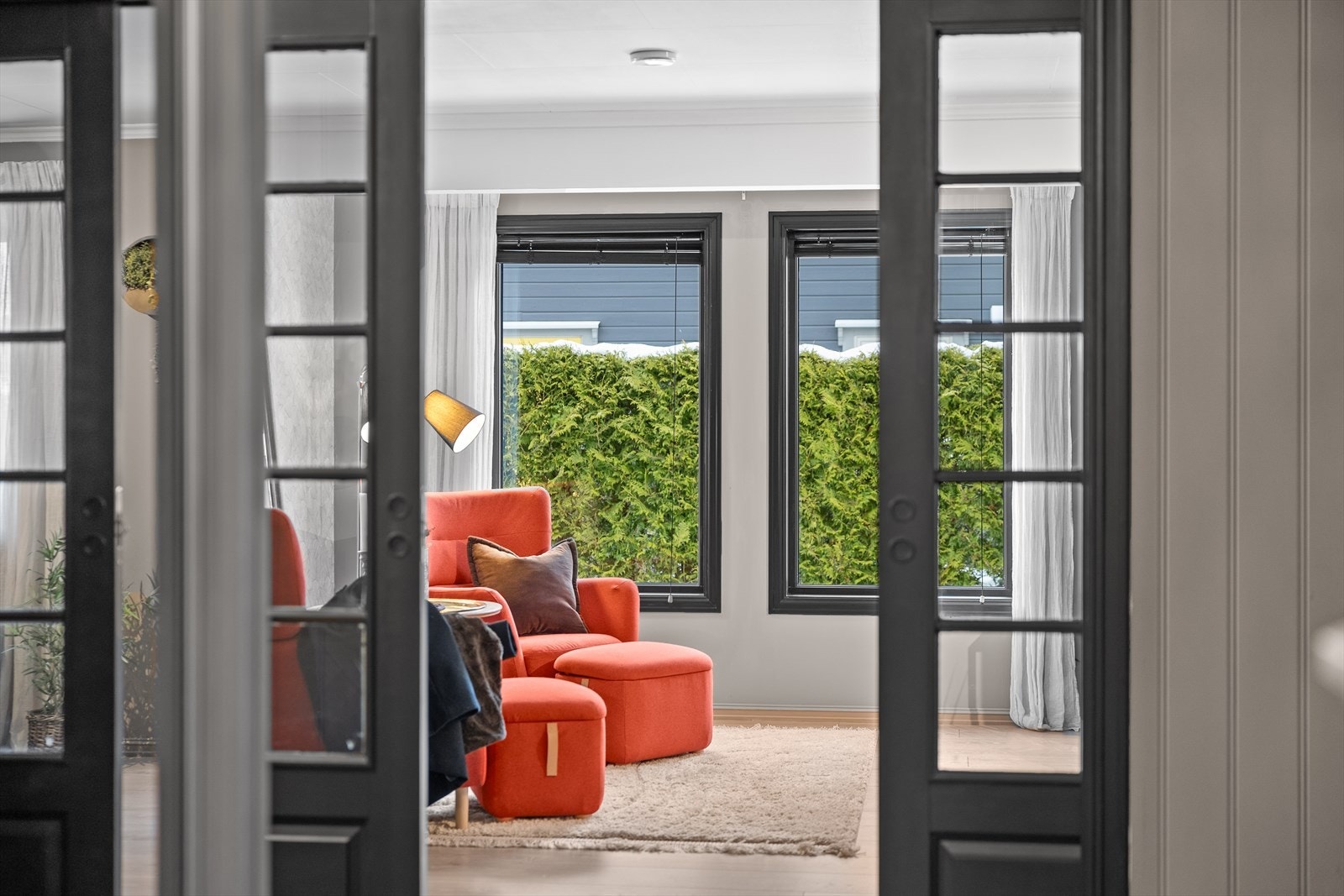 Stuen ligger innbydende til bak doble skyvedører i glass. Galleribilde