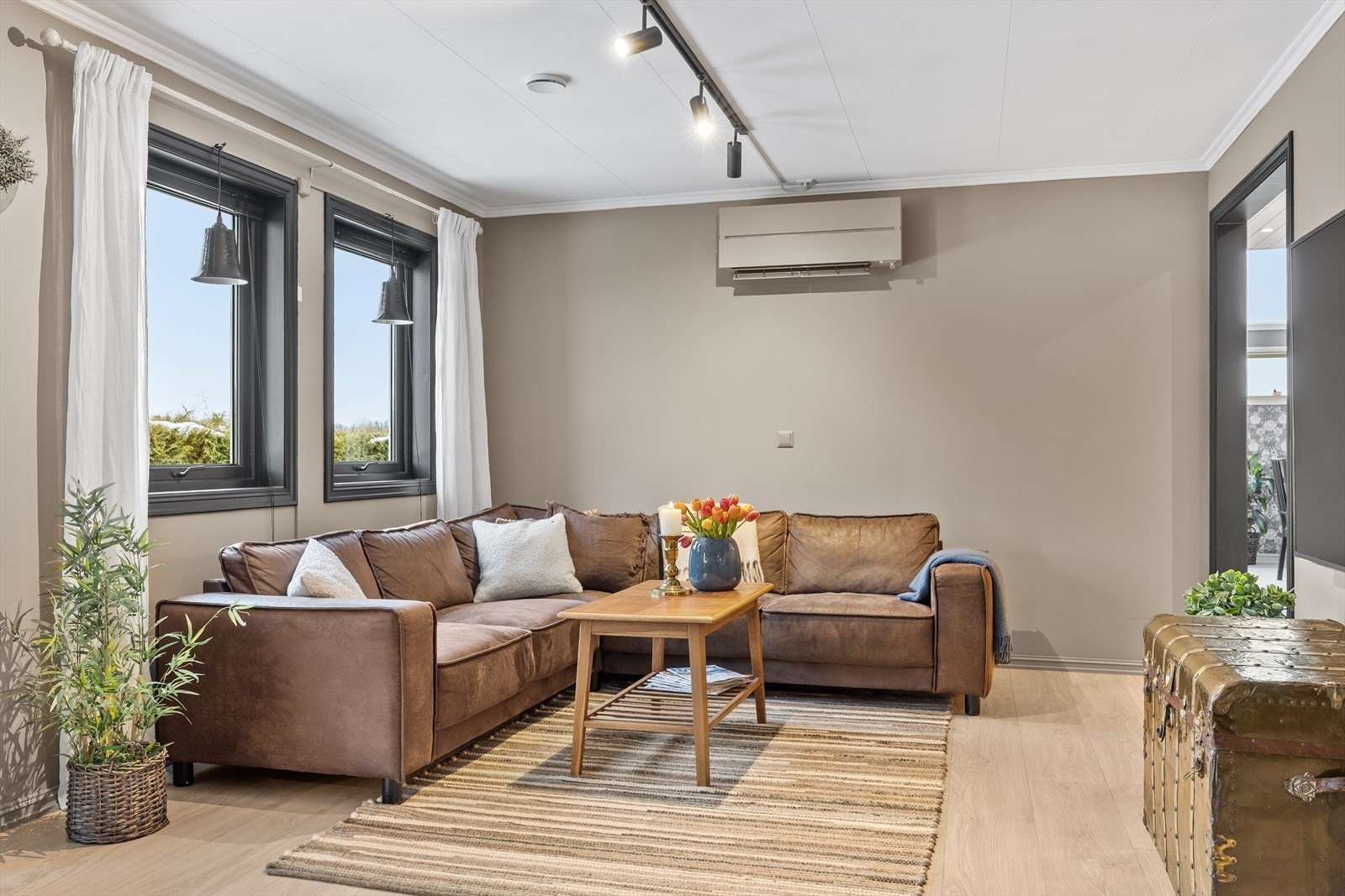 I tillegg er det montert varmepumpe i stuen for en behagelig innetemperatur, både sommer som vinter. Galleribilde