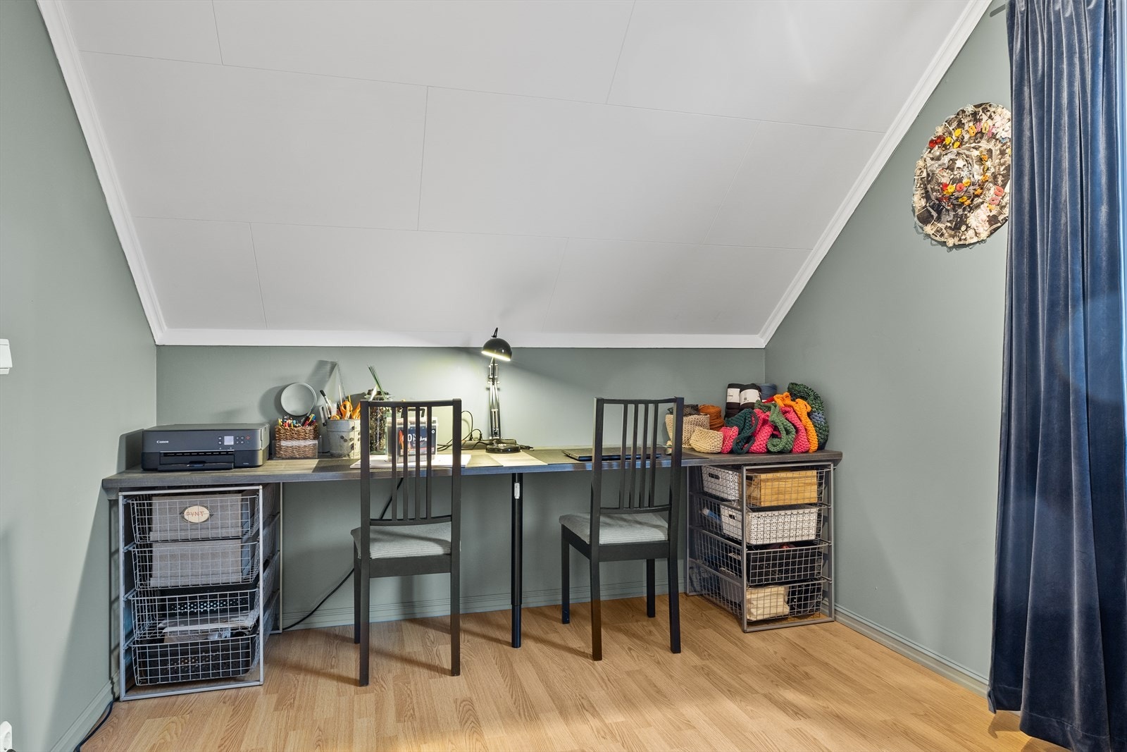 På soverom to har du god plass til eget kontor, samt som gjesterom. Galleribilde