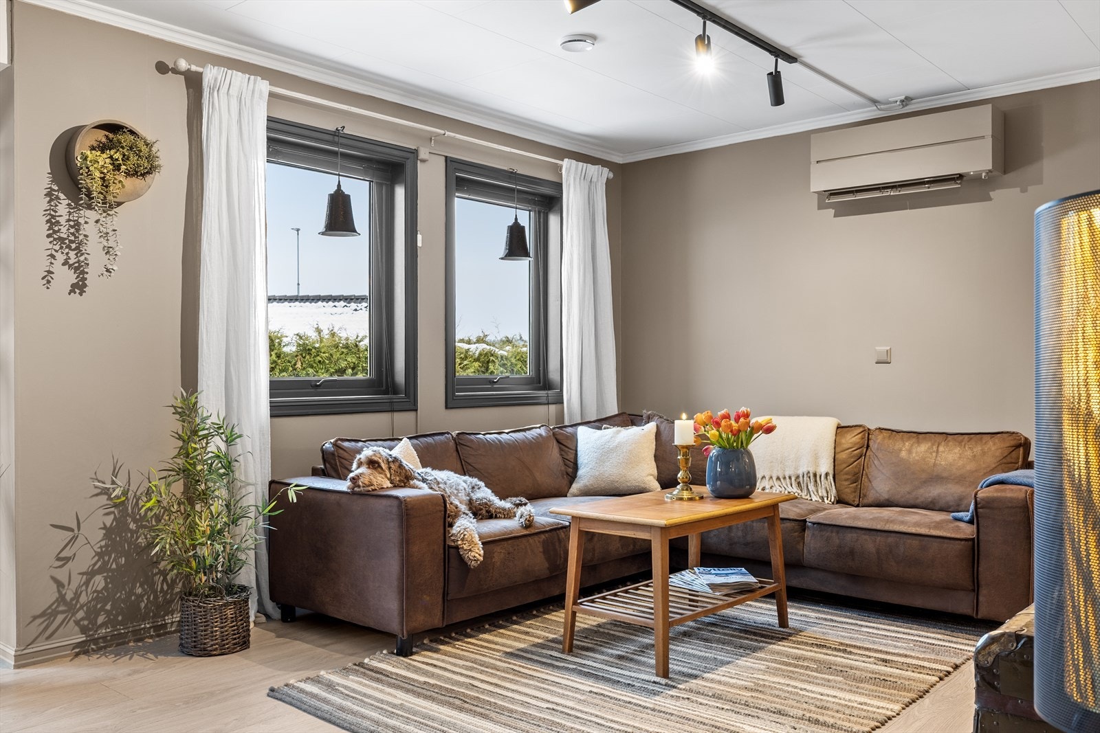 Stuen er lys og romslig i et tidsriktig fargevalg. Galleribilde