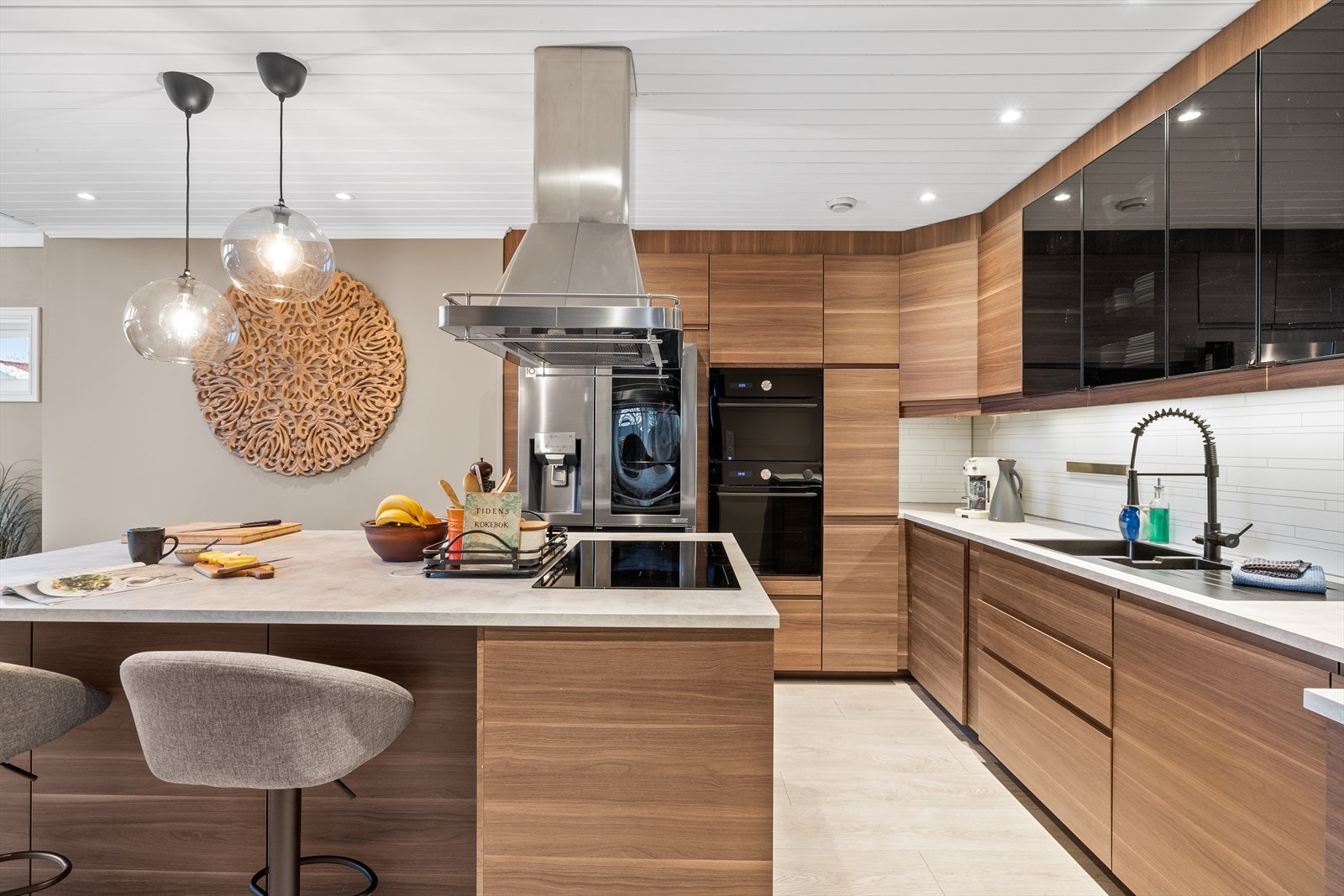 Det er godt med skap- og benkeplass på kjøkkenet for matlaging og oppbevaring. Galleribilde