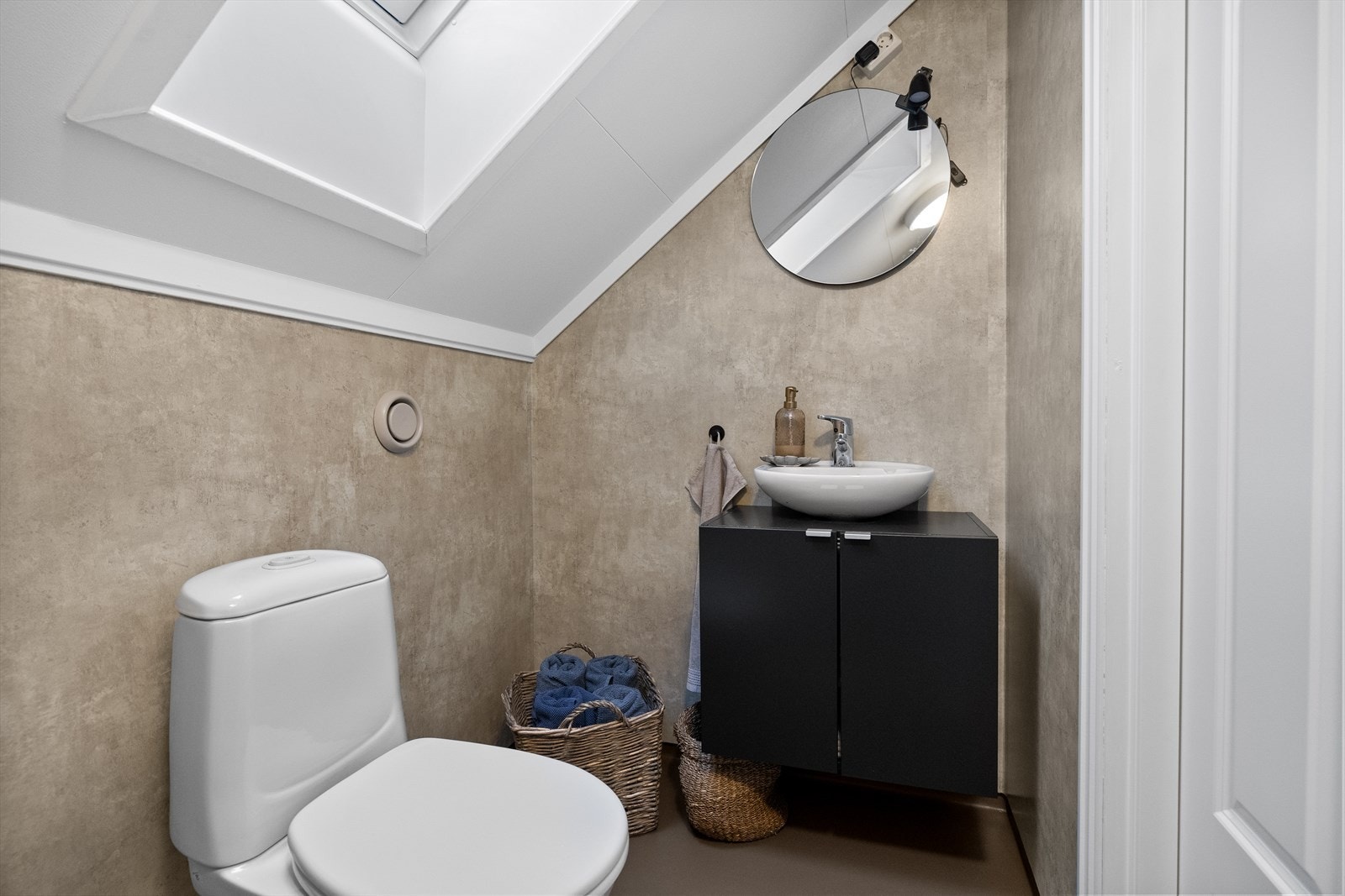 Badet har fått en oppfriskning med folie på veggene, og er et praktisk supplement for familien. Galleribilde