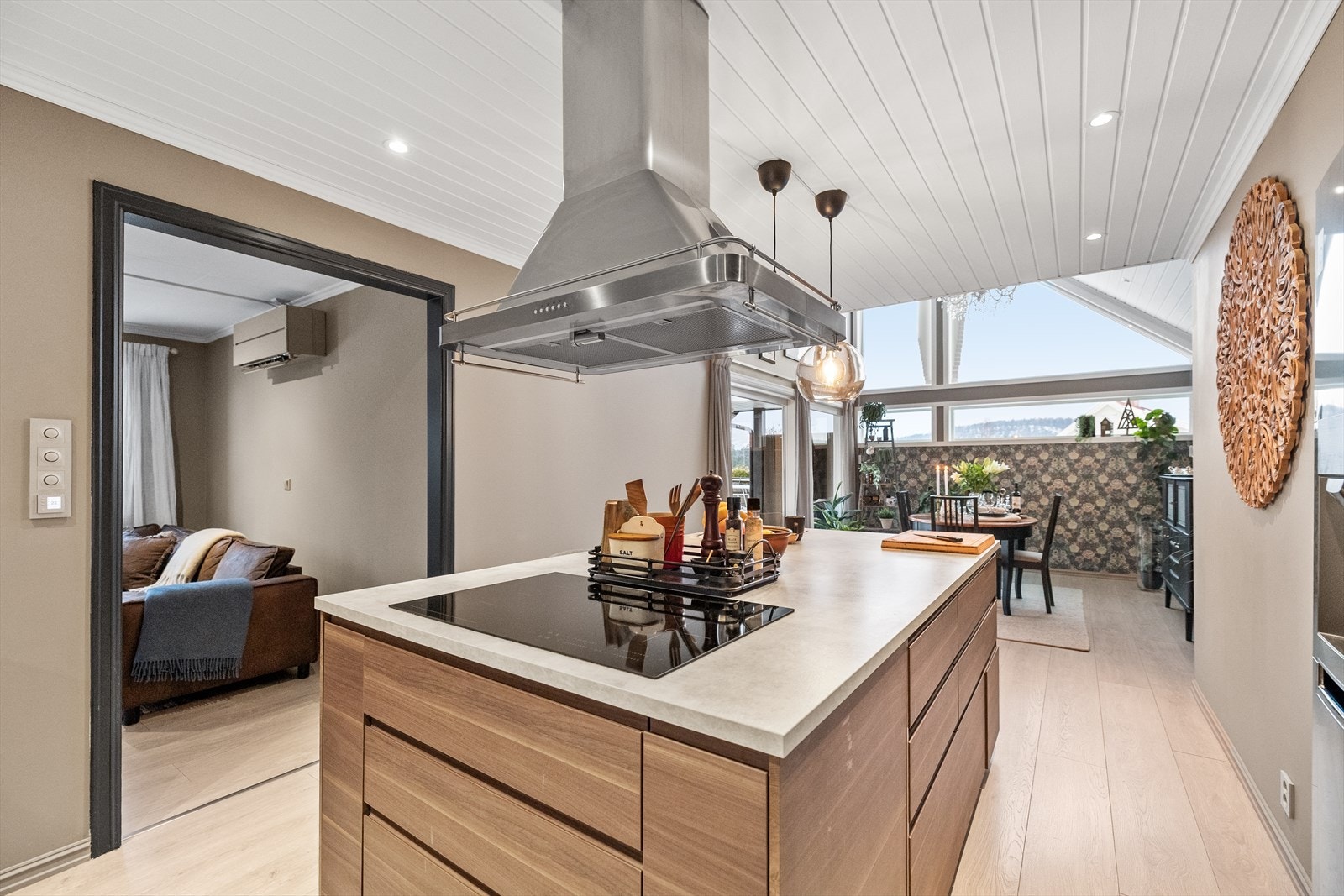 Her får du ekstra godt med oppbevaring med kjøkkenøy som har skuff- og/skapløsninger på 3 av sidene. Galleribilde