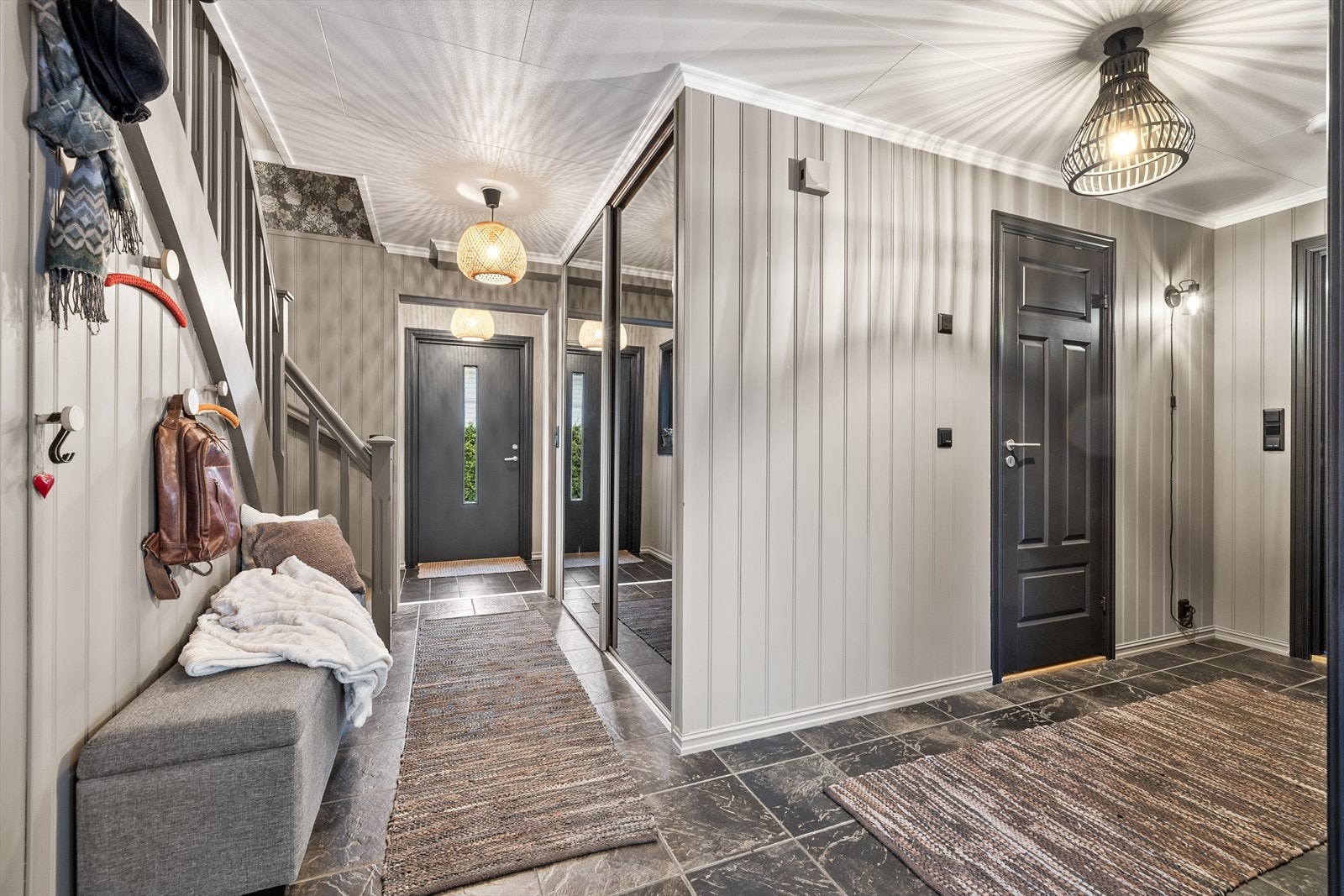 Her er det en funksjonell entré og romslig gang med gode oppbevaringsløsninger for sko og yttertøy, inkludert stor skyvedørsgarderobe med speil. Galleribilde