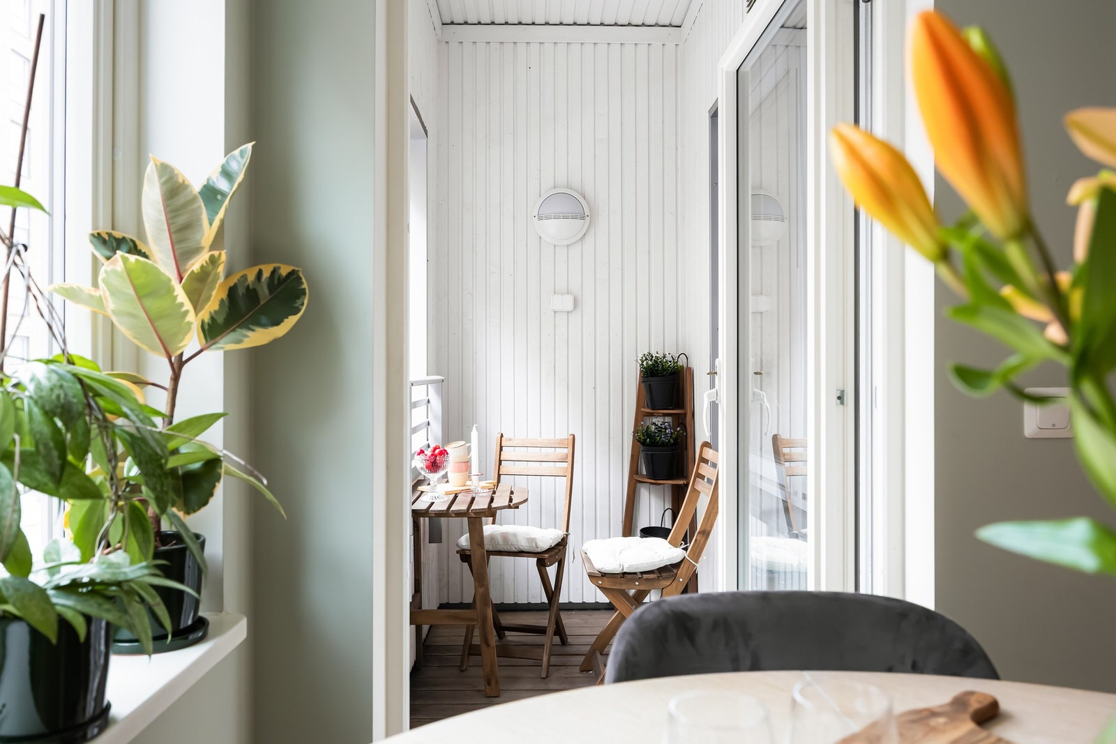 Utgangen til balkongen forsterker opplevelsen av rommet og skaper en fin sammenheng mellom inne- og uterom. Galleribilde