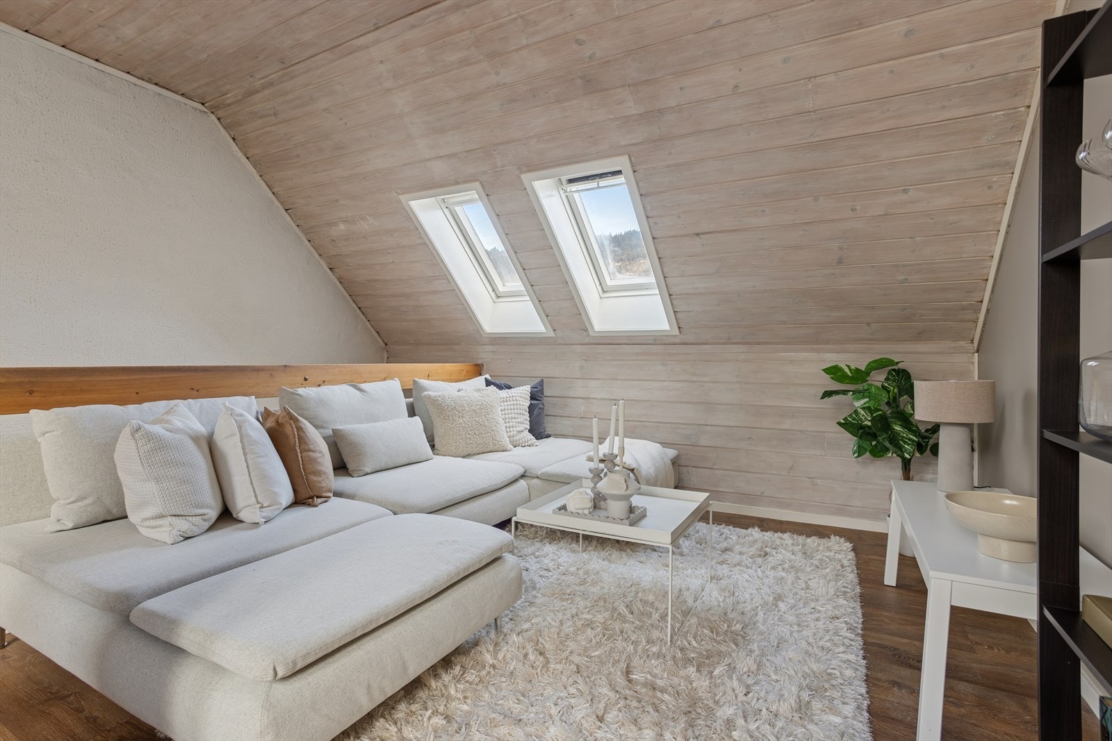 Stuen er romslig og kan møbleres med flere soner. Galleribilde