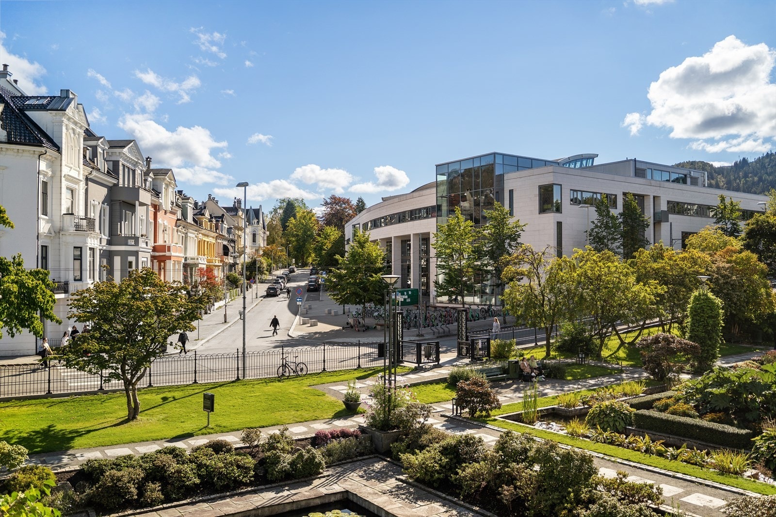Nygårdshøyden er et rolig og urbant nabolag med flere grønne lunger. Galleribilde