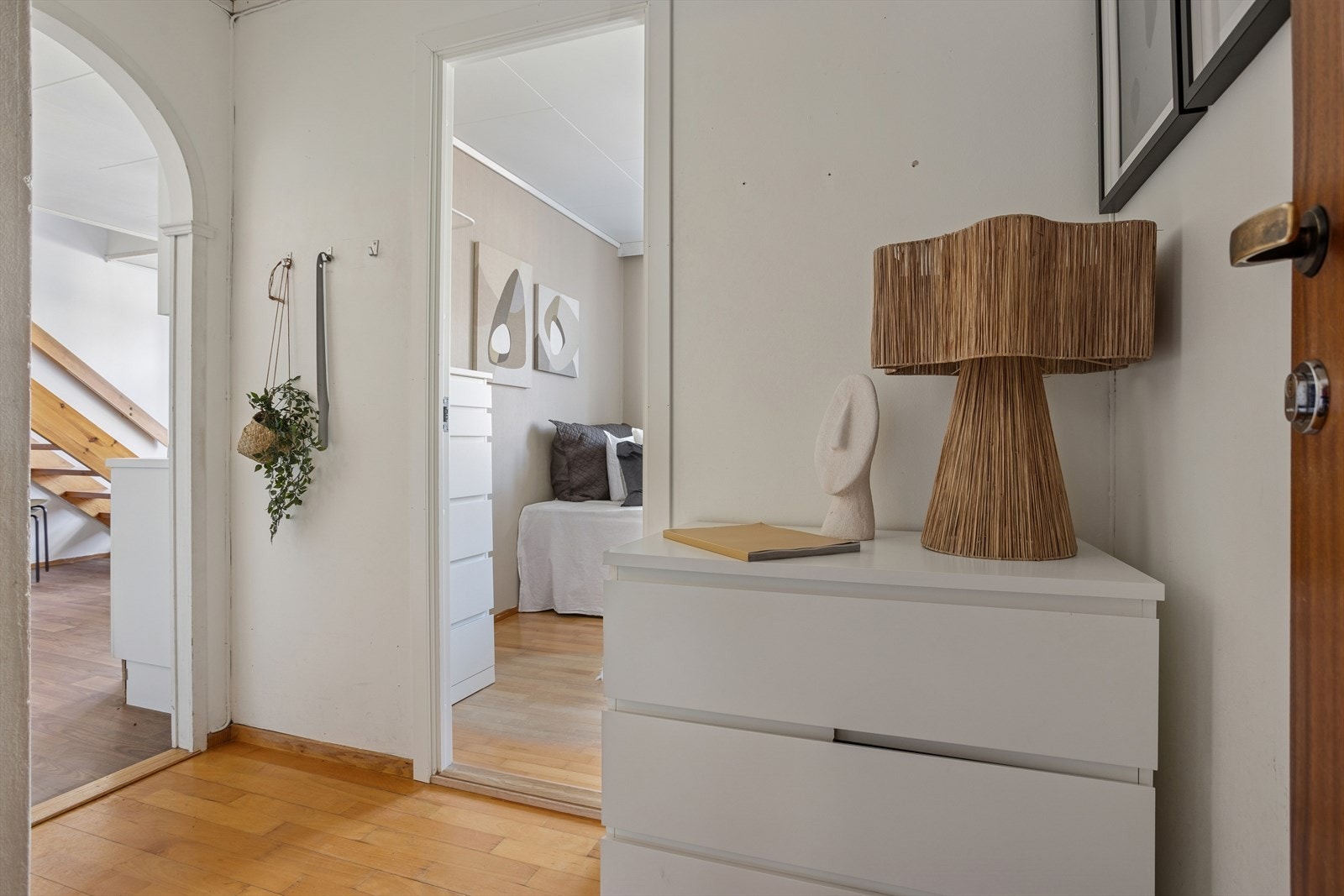 Romslig entre med plass til skoskap og klesoppheng. Galleribilde