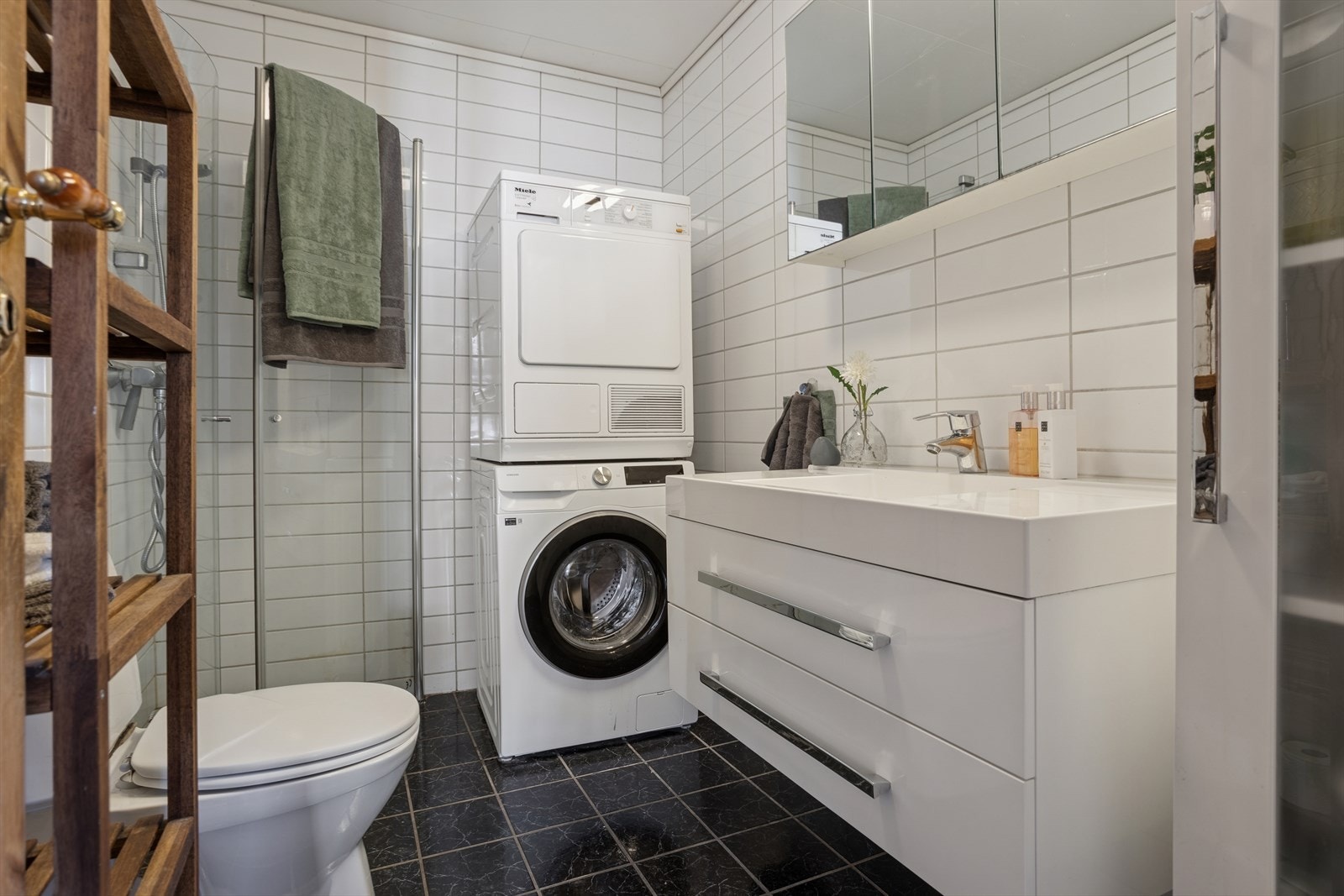 Baderommet er romslig med god plass til både vaskemaskin og tørketrommel. Galleribilde