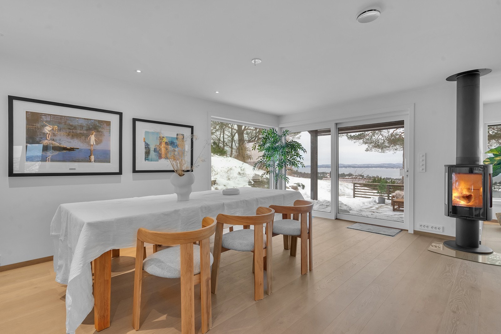 God plass til stort spisebord Galleribilde