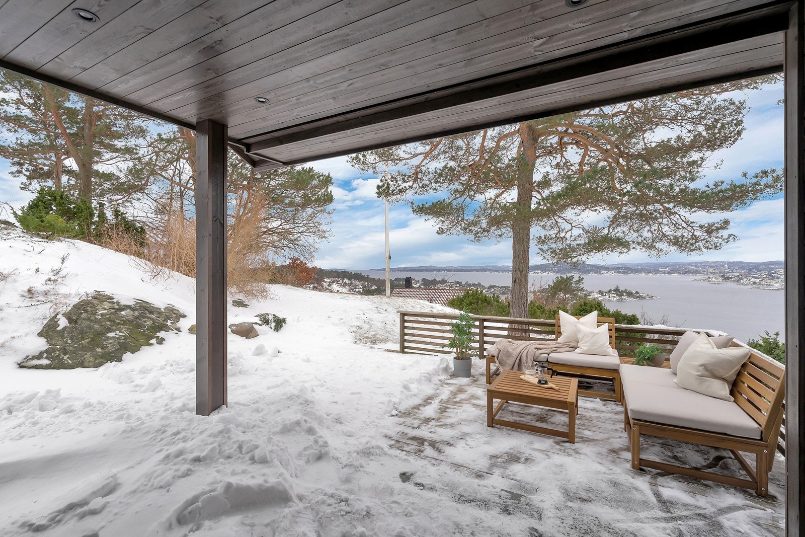 Overbygget terrasse med utgang fra stuen Galleribilde