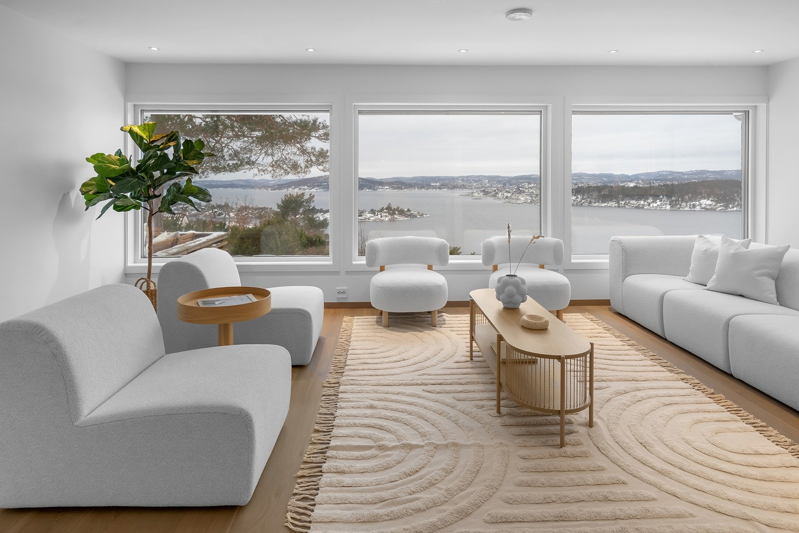 Store vindusflater gir ideelle lys- og utsiktsforhold Galleribilde