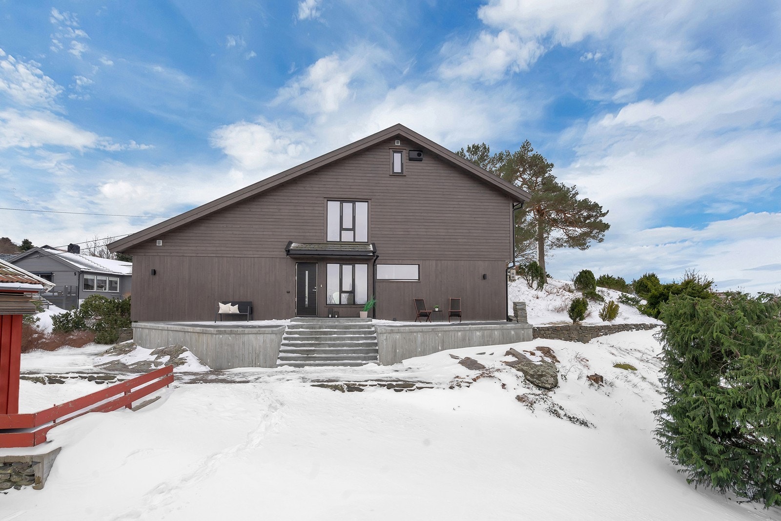 Stor ny platting ved inngangsparti Galleribilde